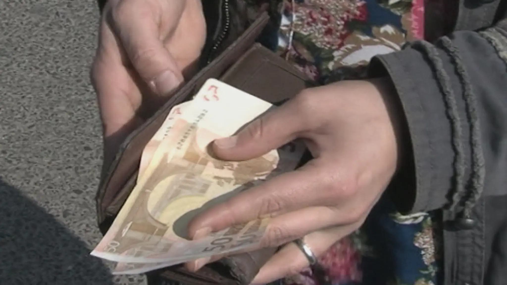 Žena podvodníkovi zaplatila 100 eur. 