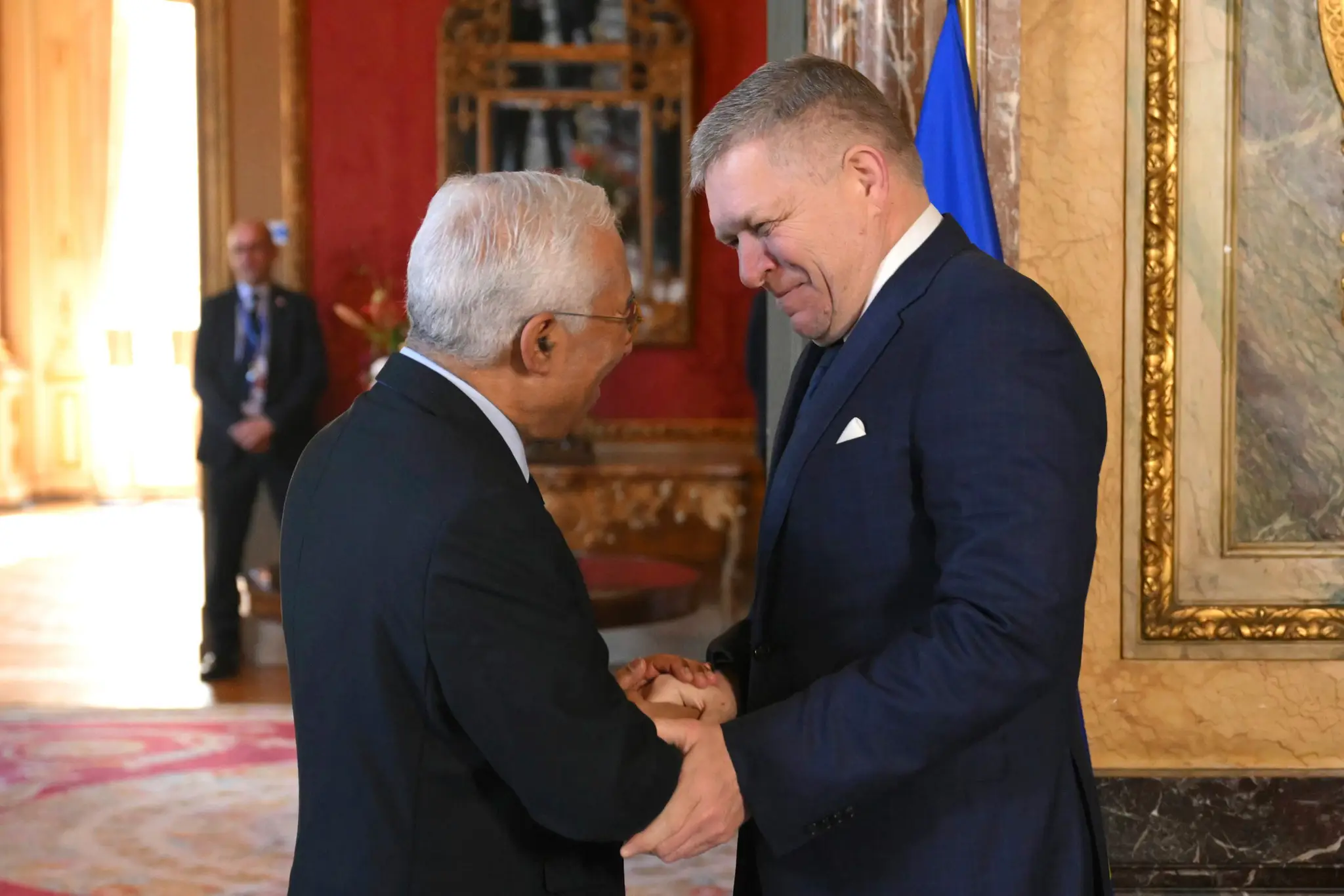 Na snímke predseda Európskej rady Antonio Costa (vľavo) víta slovenského premiéra Roberta Fica.