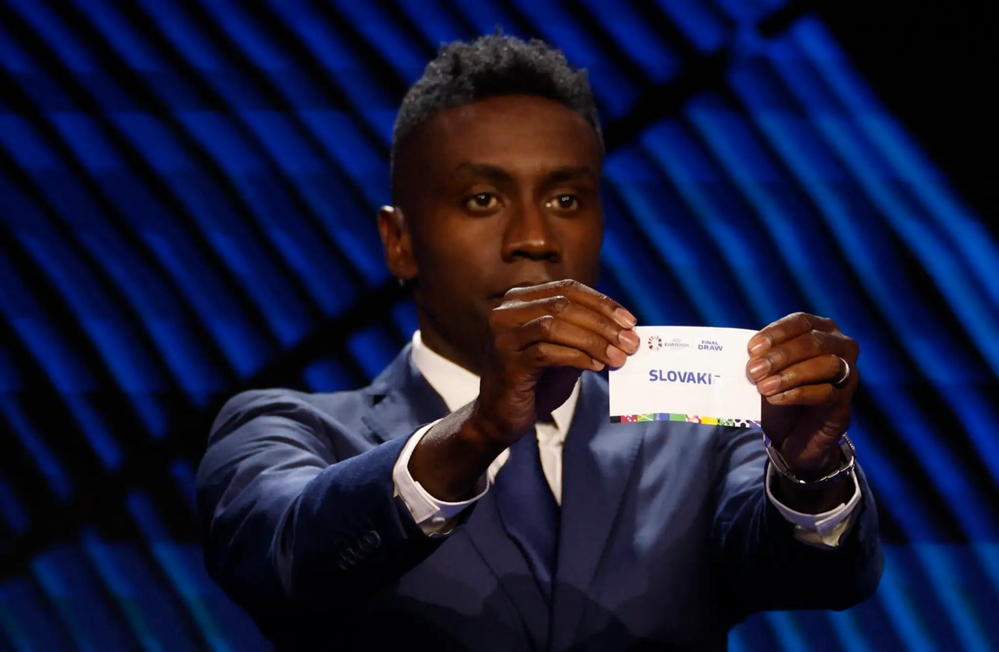 Blaise Matuidi drží lístok s nápisom Slovensko.
