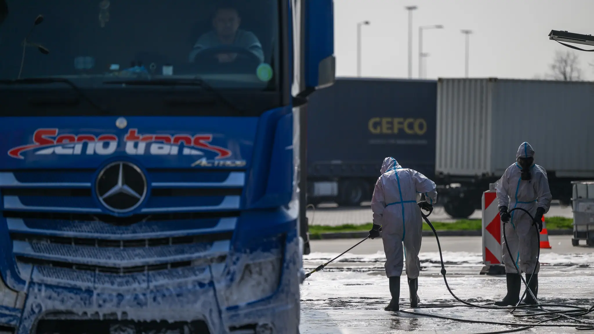 Policajti pre slintačku a krívačku zastavujú vozidlá na hraničných priechodoch