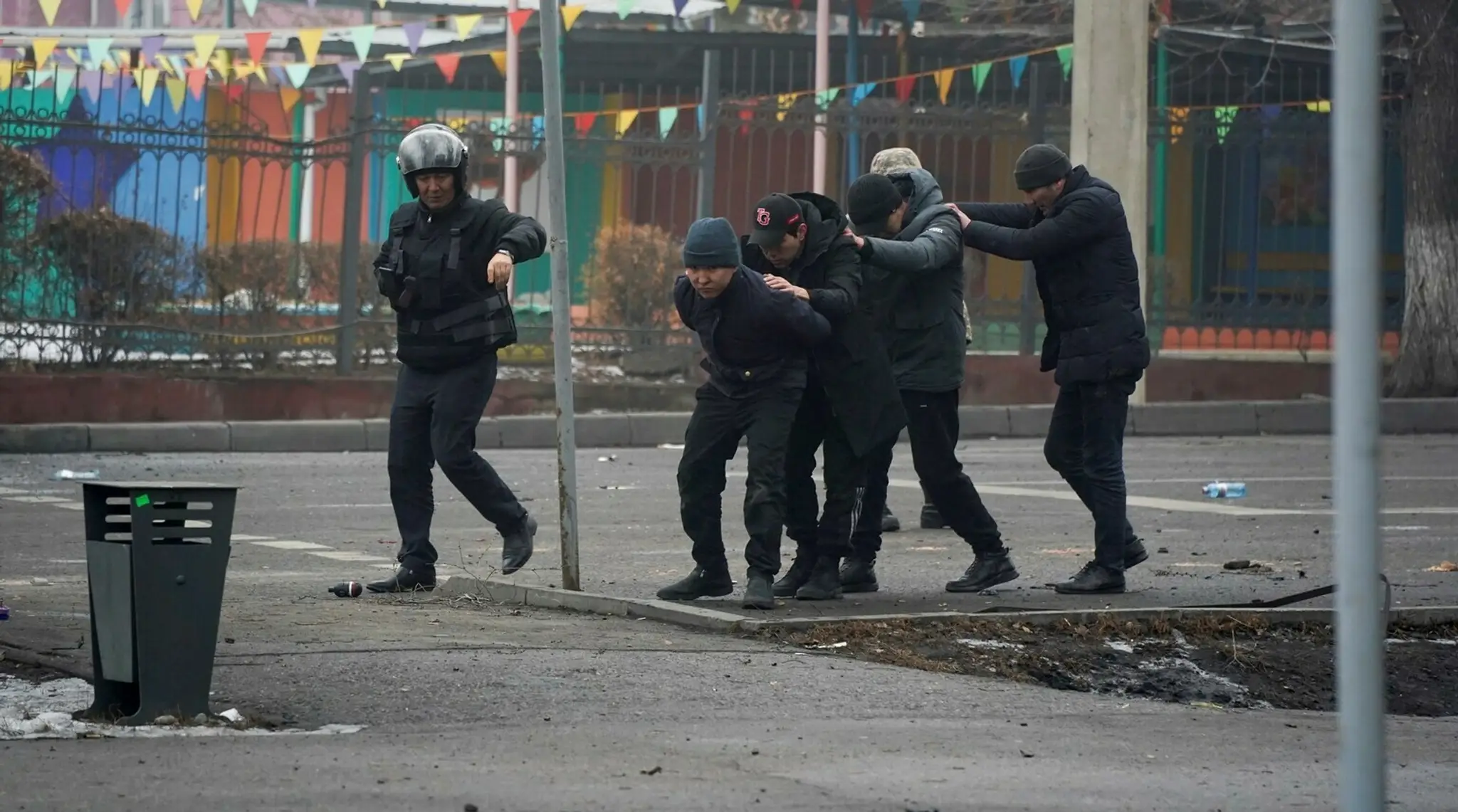 Zadržaní účastníci protestov v hlavnom meste.