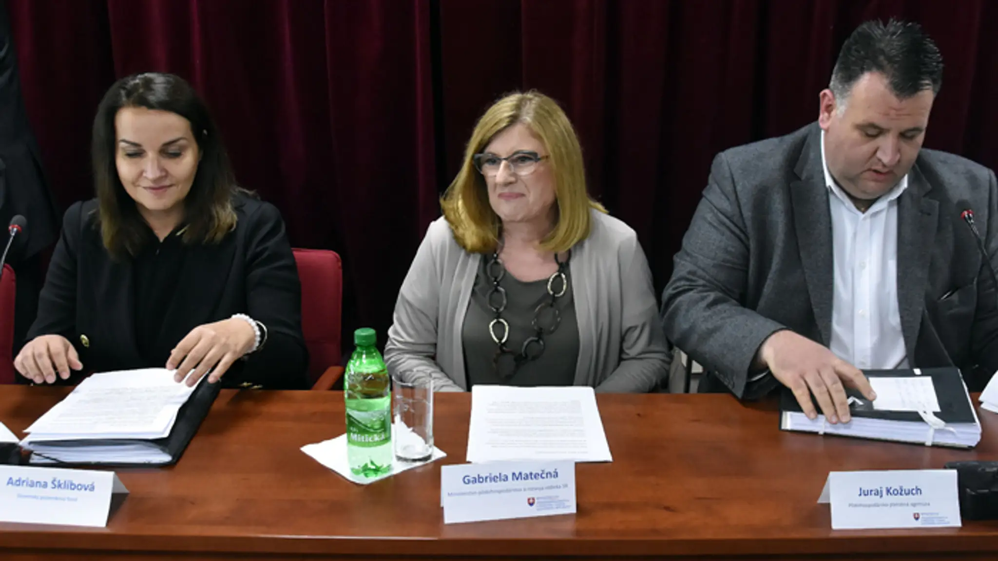 Na archívnej snímke Adriana Šklíbová, Gabriela Matečná a Juraj Kožuch.