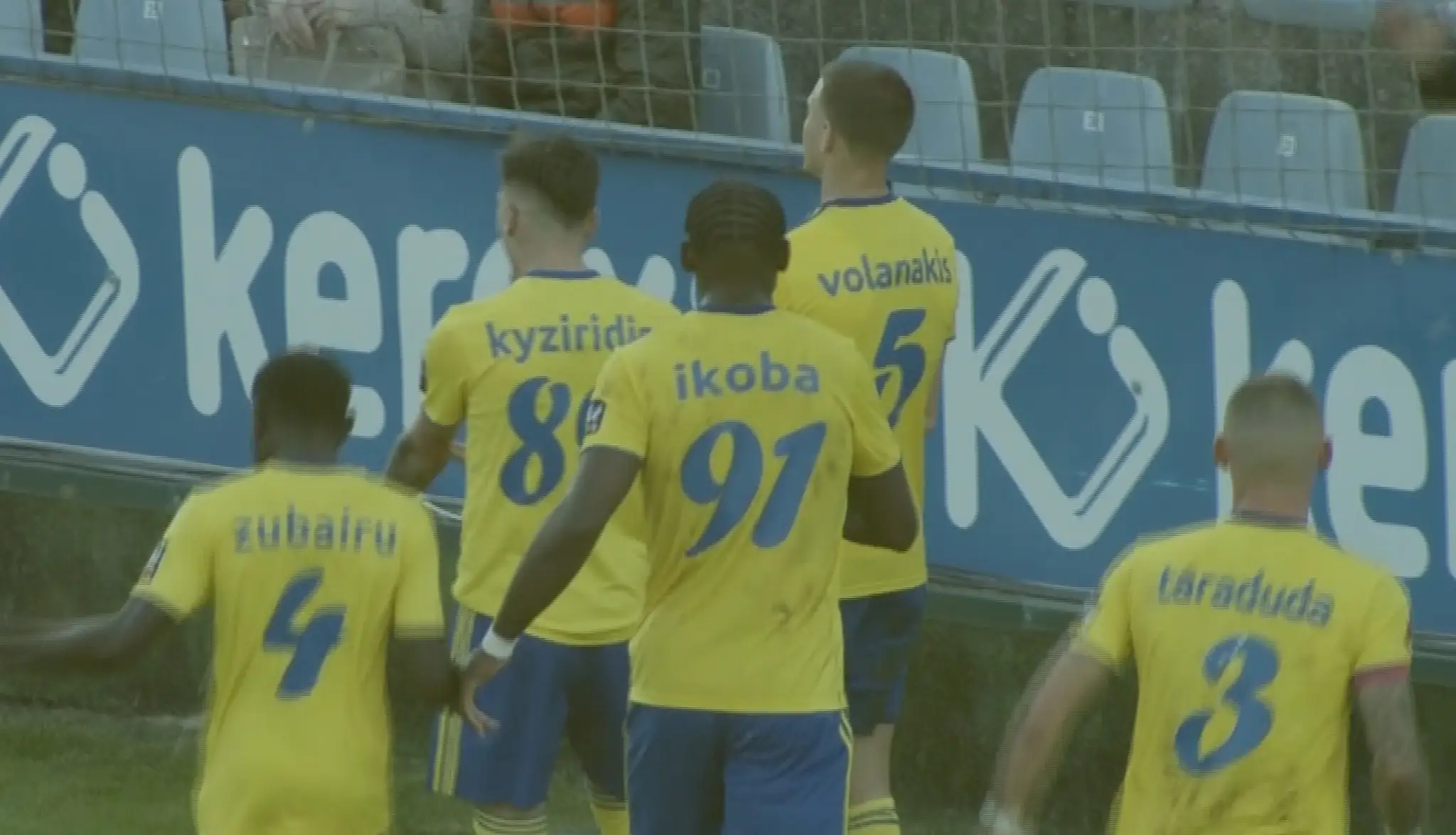 Hráči Michaloviec oslavujú gól.