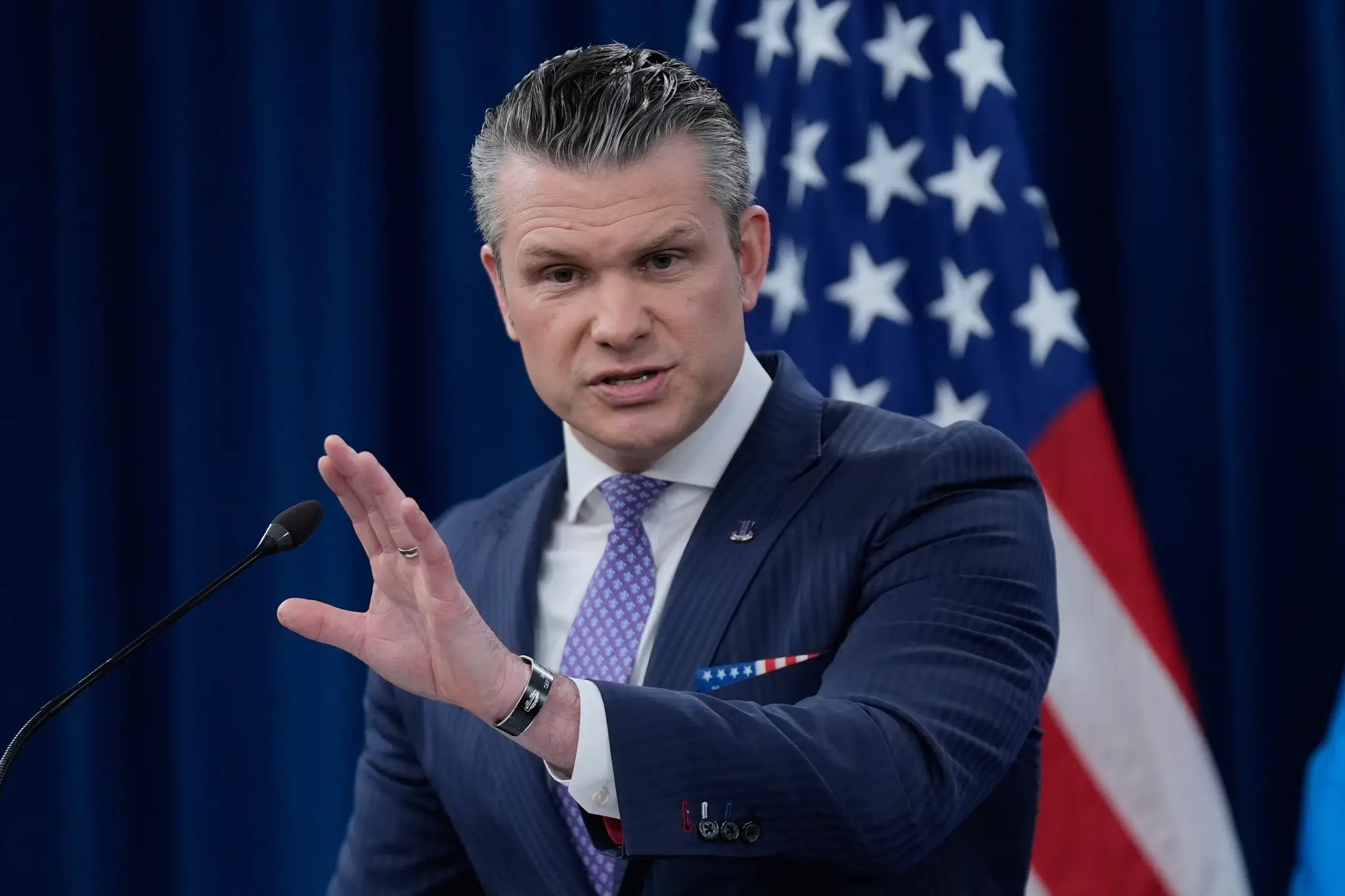 Na snímke minister obrany USA Pete Hegseth odpovedá na otázky novinárov počas tlačovej konferencie v Pentagóne.