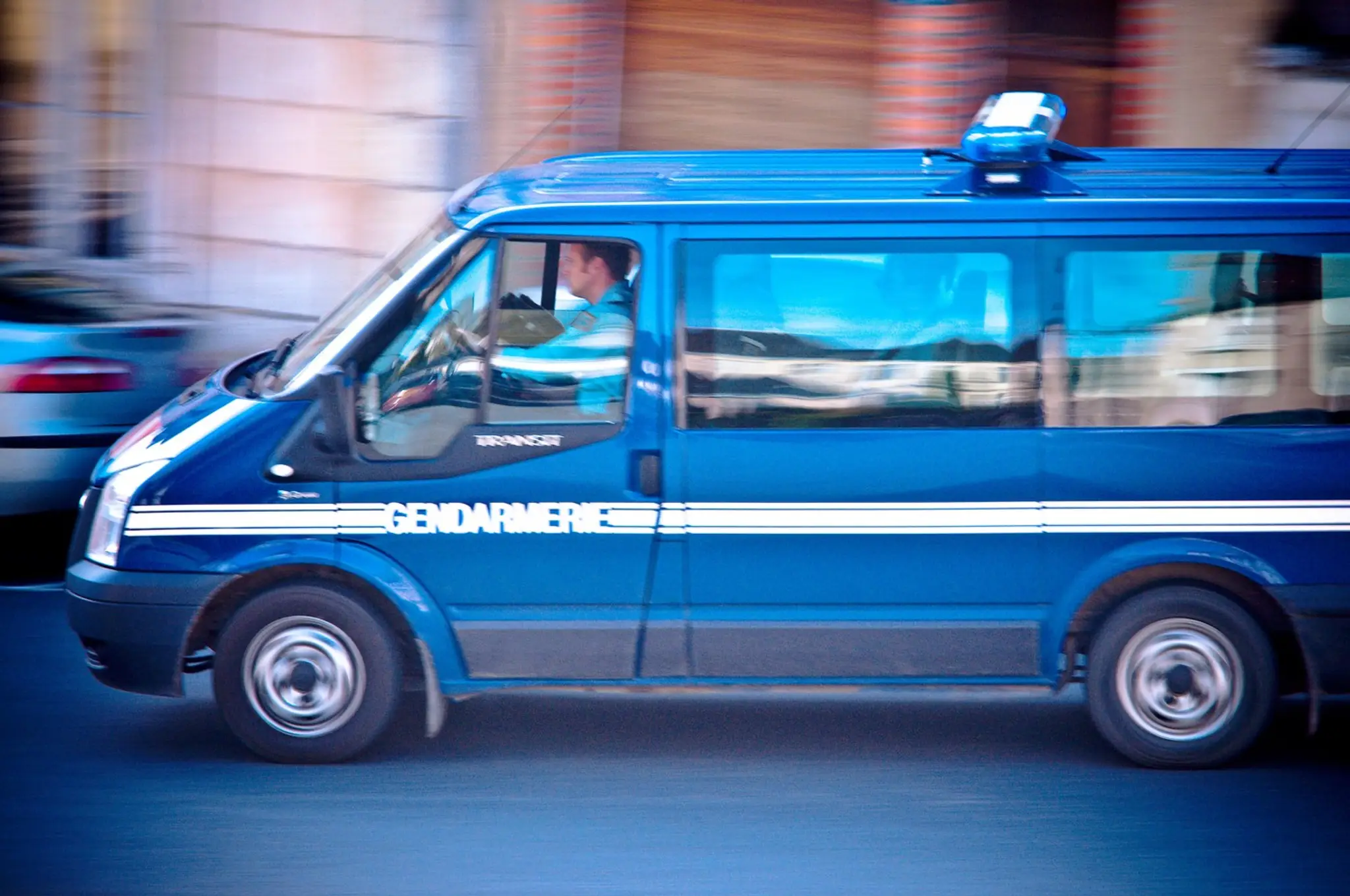 Na snímke policajné auto vo Francúzsku.