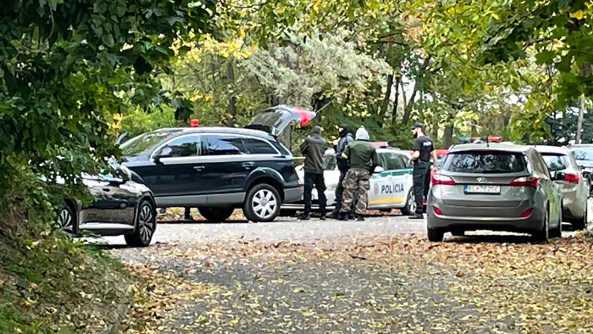 Polícia zaistila miesto, na ktorom našli telo strelca.