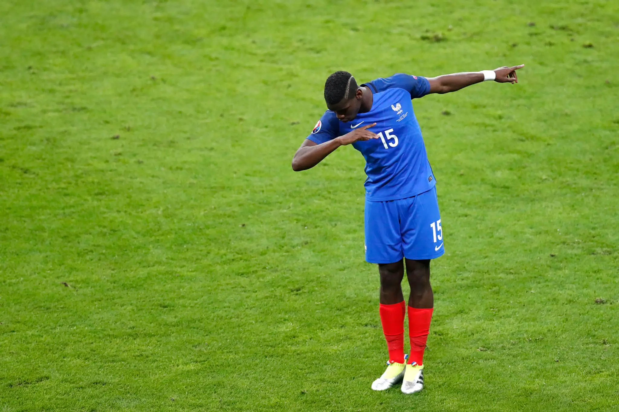 Paul Pogba sa ukláňa po strelení gólu vo štvrťfinále ME vo futbale Francúzsko - Island.