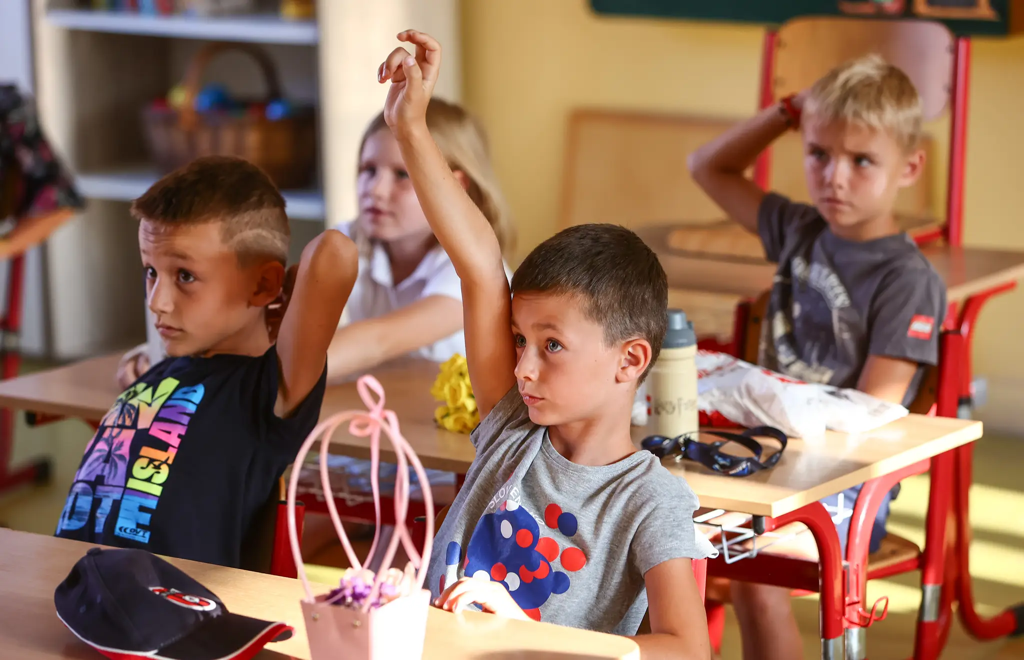 Na snímke žiaci II. A triedy počas prvého školského dňa v školskom roku 2024/2025 na Základnej škole v Rajci.