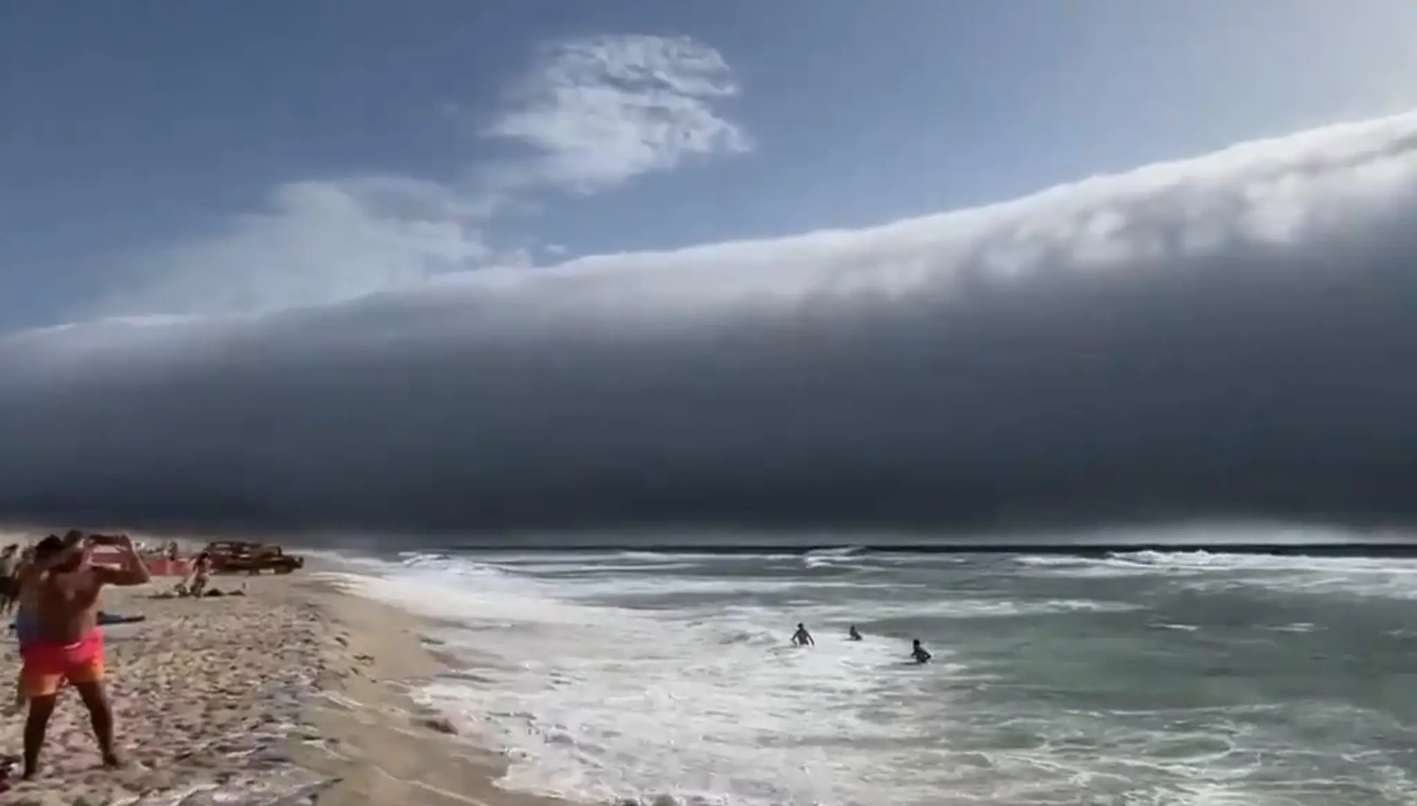 Roll cloud na portugalskej pláži.
