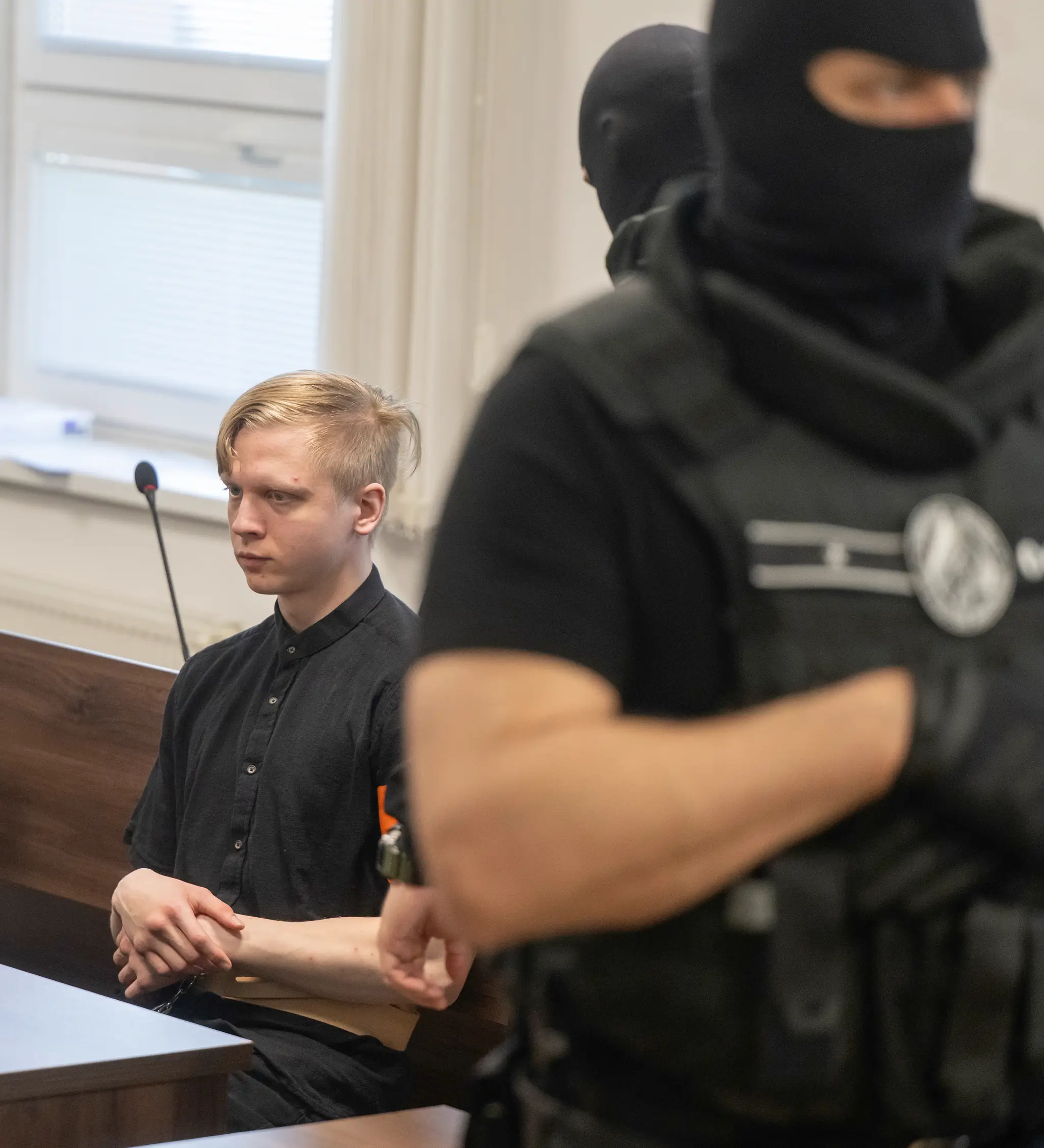 Na snímke obžalovaný Samuel S. sedí v súdnej sieni počas pojednávania vo veci vlaňajšieho útoku nožom na gymnáziu v Spišskej Starej Vsi na Špecializovanom trestnom súde