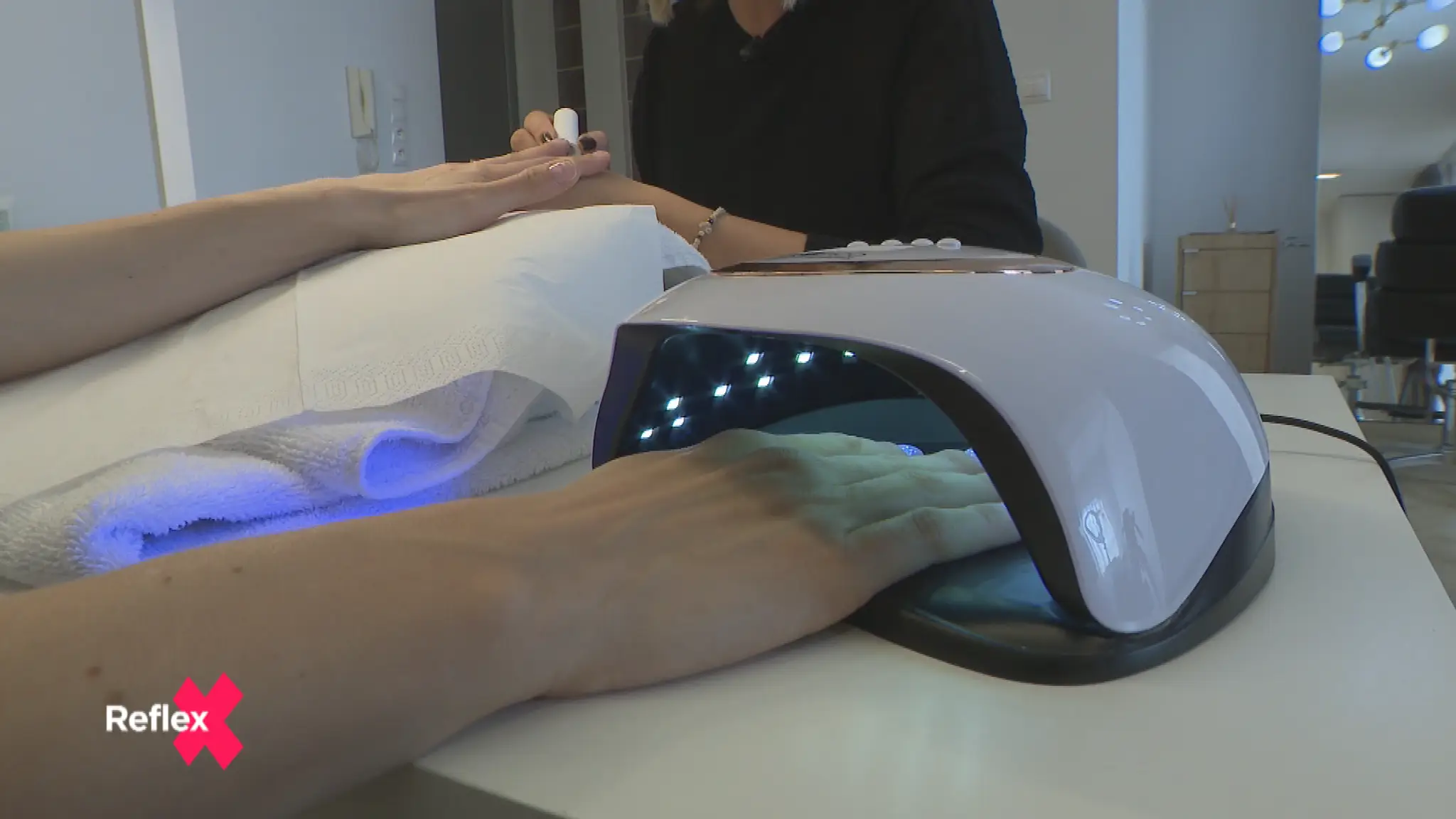 UV lampy v gélovej manikúre sú tŕňom v oku dermatológov