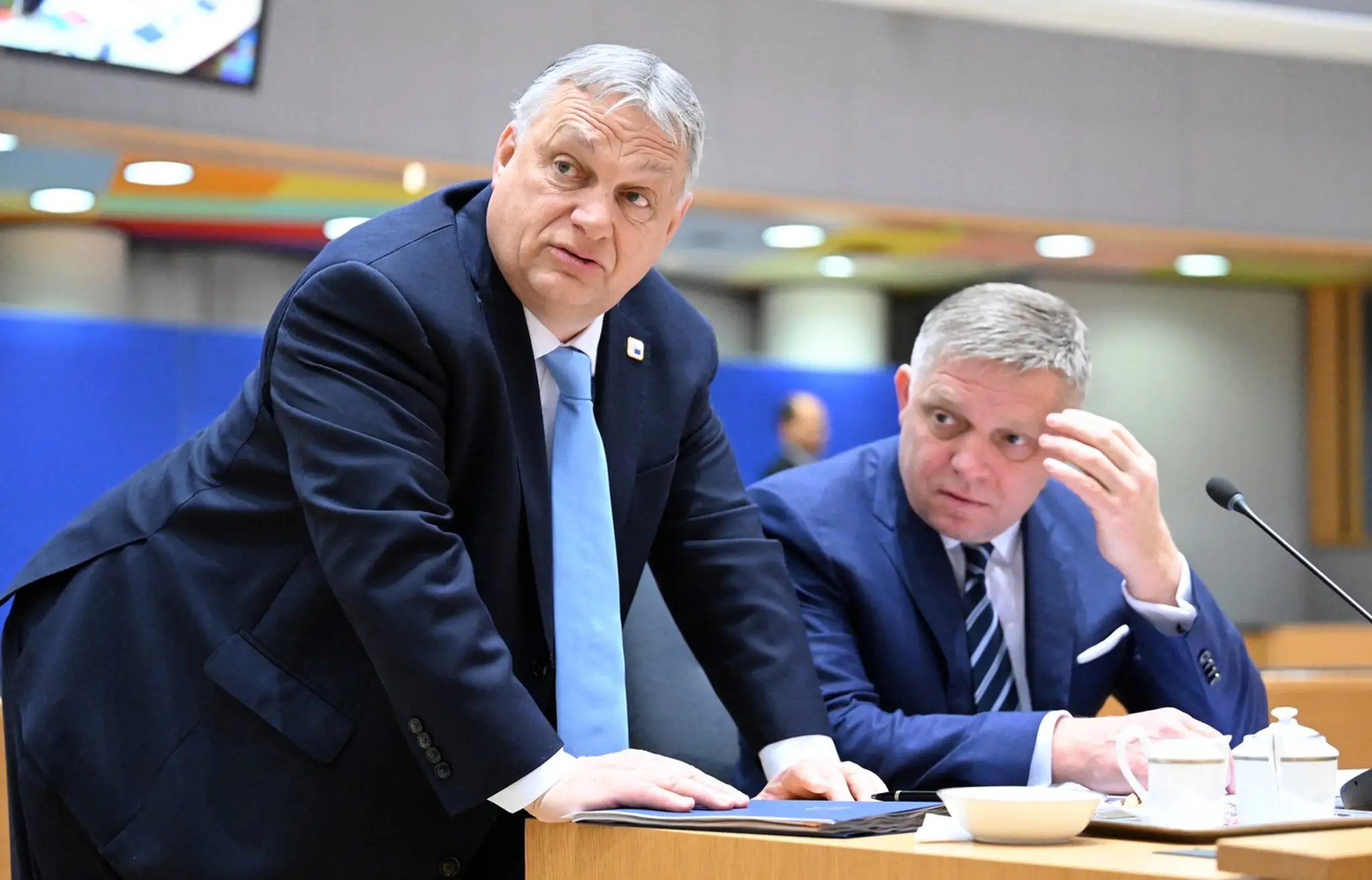 Maďarský premiér Viktor Orbán a jeho slovenský náprotivok Robert Fico na summite EÚ v Bruseli.