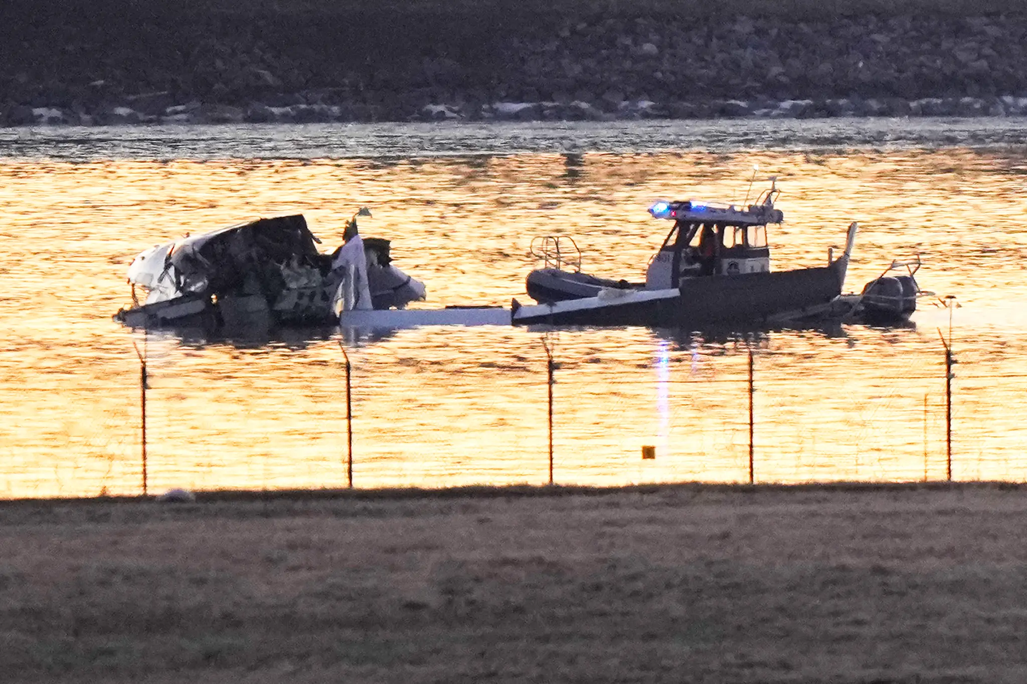  Záchranárske a pátracie tímy zasahujú pri vraku lietadla na rieke Potomac.