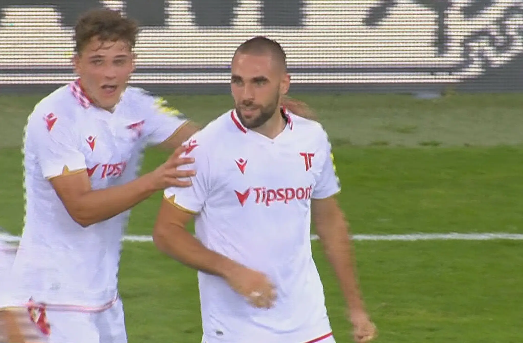 Filip Bainovič oslavuje gól.