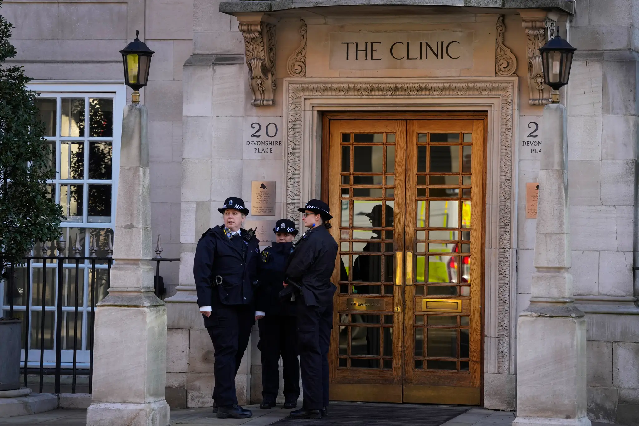 Policajti hliadkujú pred zdravotníckym zariadením The London Clinic v Londýne.