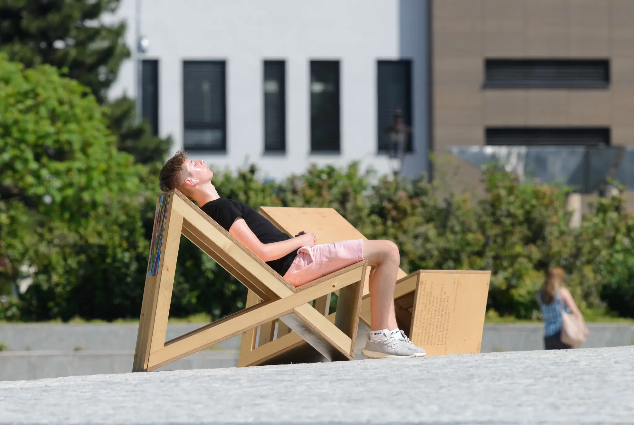 Chlapec sa slní na Svätoplukovom námestí počas horúceho dňa v Nitre.