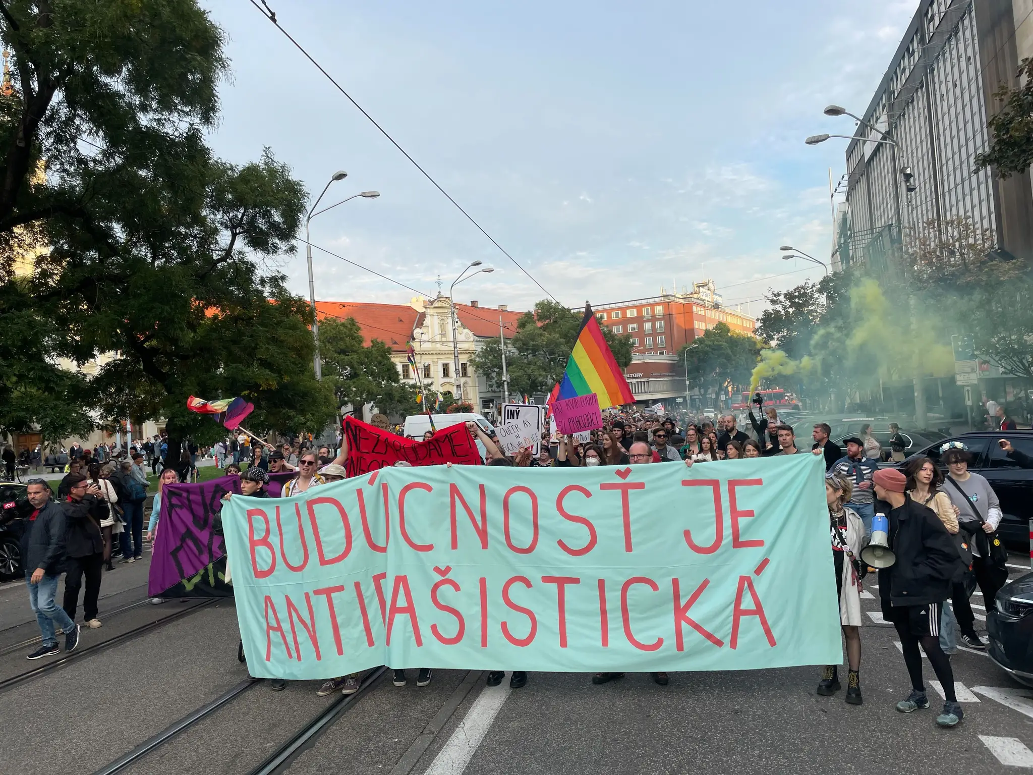 Pochod Zostávame v uliciach.