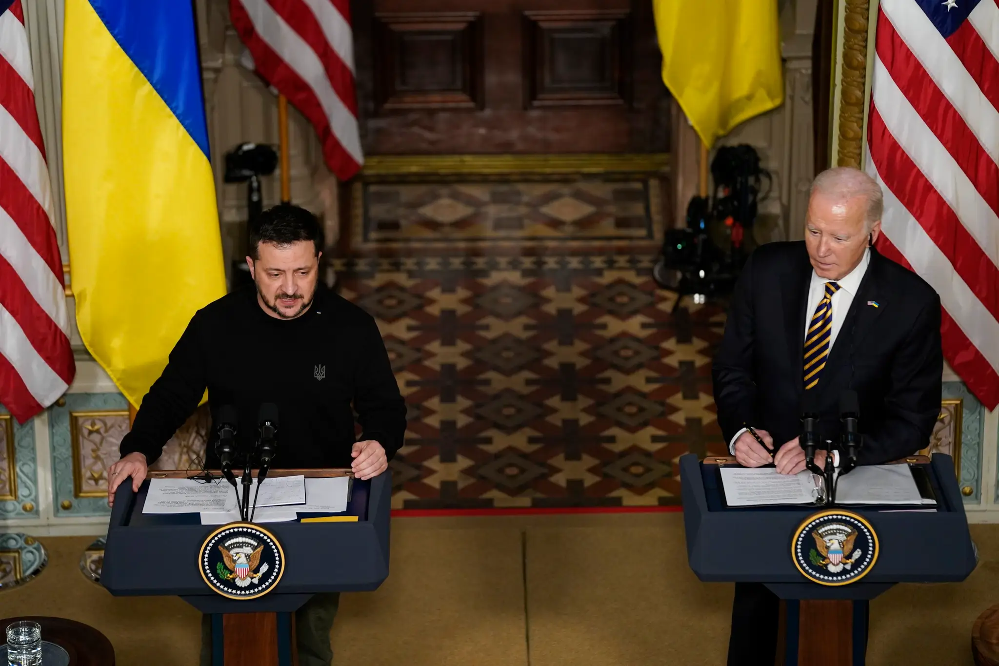 Americký prezident Joe Biden a ukrajinský prezident Volodymyr Zelenskyj.