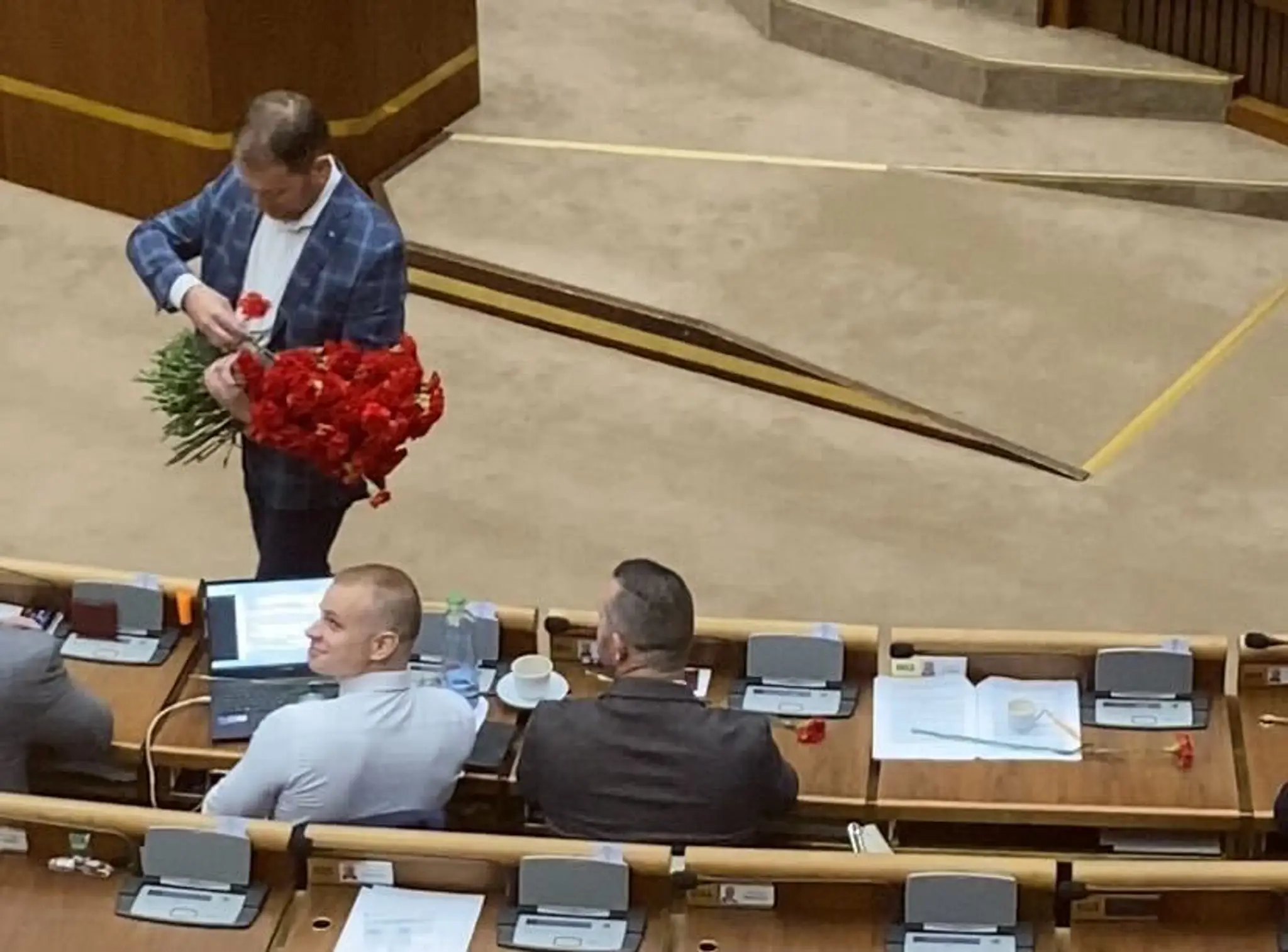 Matovič rozdával v pléne NRSR karafiáty.