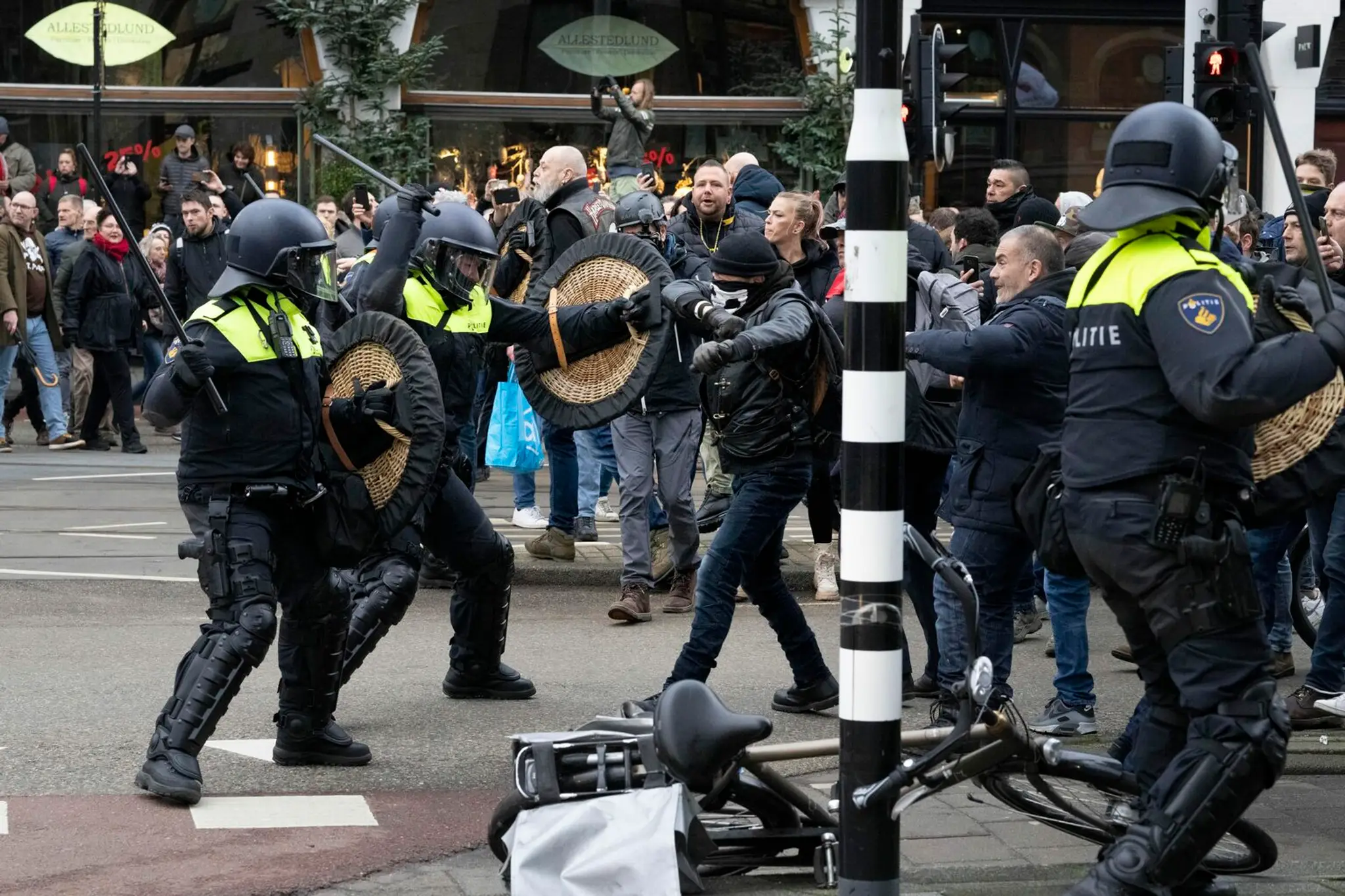 Stret polície s demonštrantami v Amsterdame.