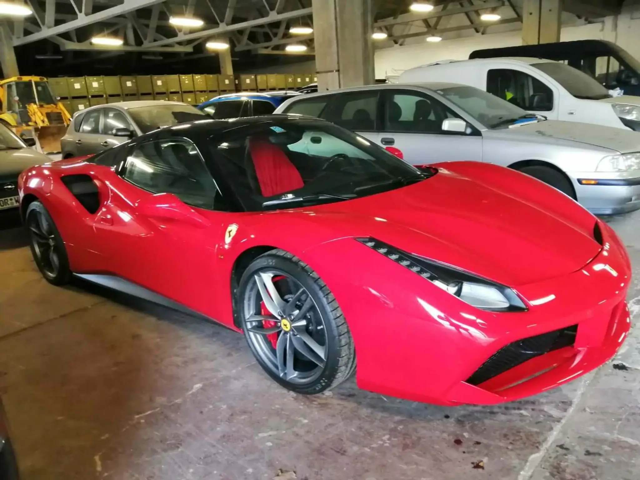 Zadržané luxusné auto políciou počas medzinárodnej akcie.