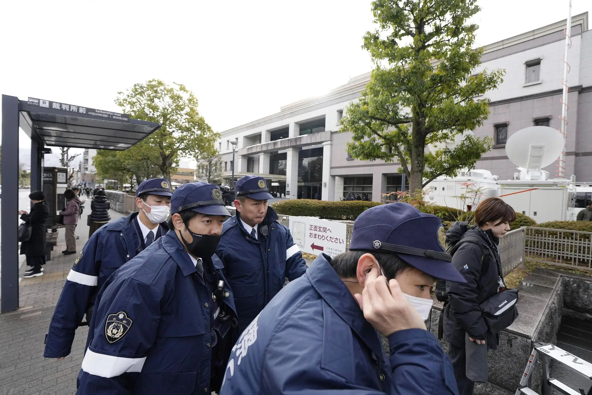 Policajti sa zhromažďujú pred súdom v Kjóte pred pojednávaním o treste pre Šindžiho Aobu.