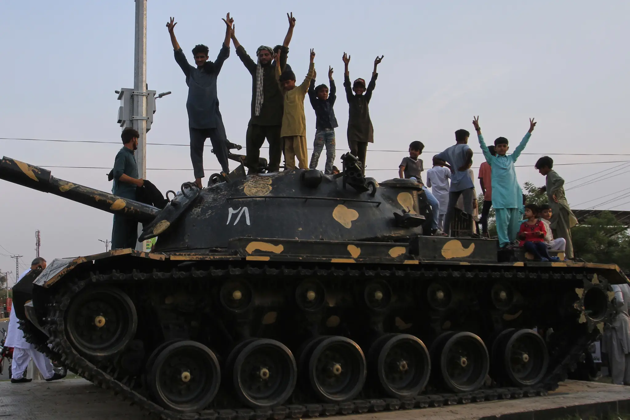 Pakistanci sa radujú po oznámení dosiahnutia dohody o prímerí medzi Pakistanom a Indiou