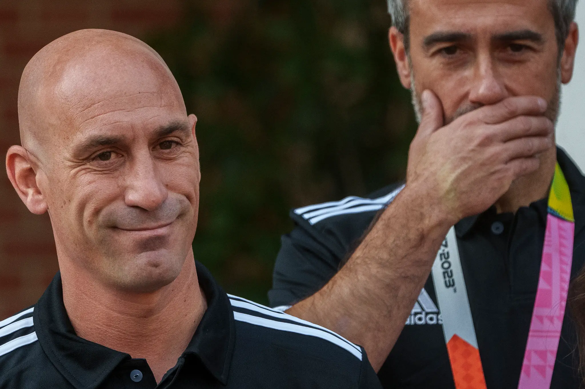  Prezident Španielskej futbalovej federácie (RFEF) Luis Rubiales (vľavo) a tréner ženskej futbalovej reprezentácie Šapnielska Jorge Vilda