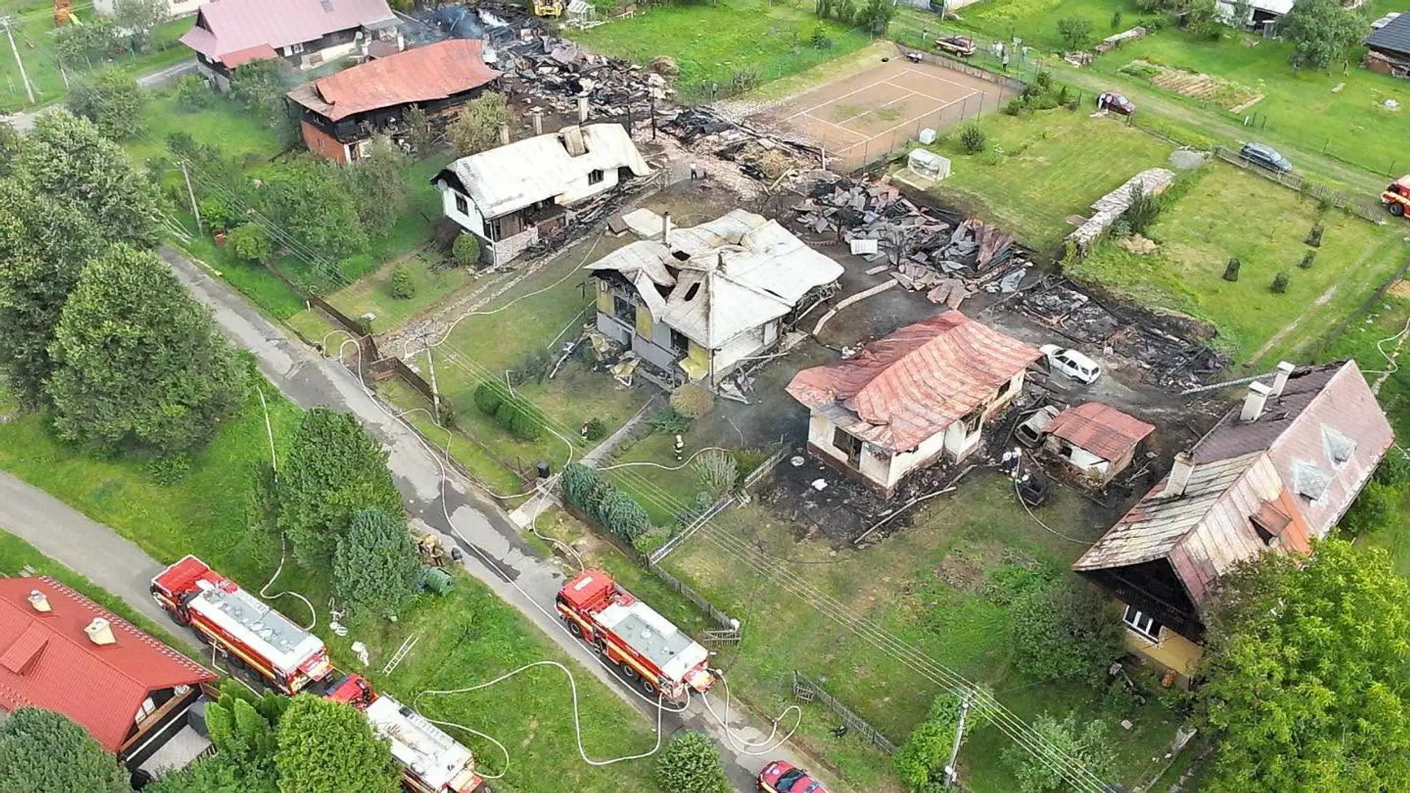 Nočný požiar pri Brezne zasiahol 10 stavieb.