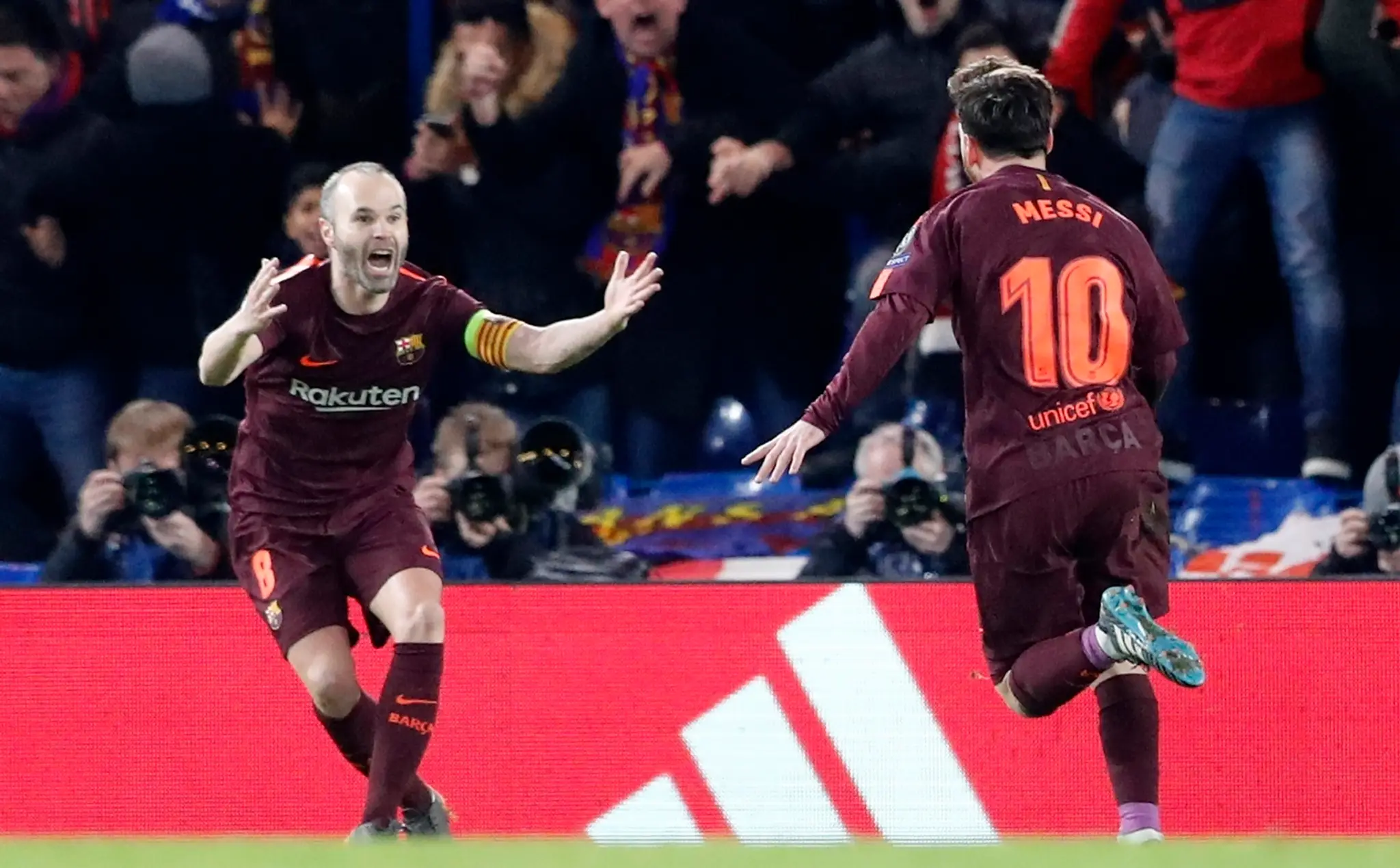 Andrés Iniesta a Lionel Messi oslavujú gól do siete Chelsea.