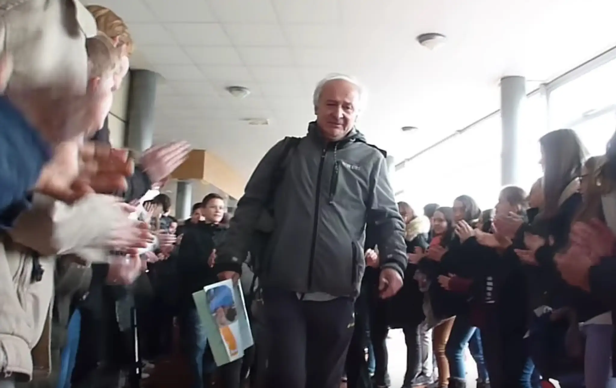 Učil dlhých 38 rokov. O dojímavú rozlúčku sa postaralo 700 školákov