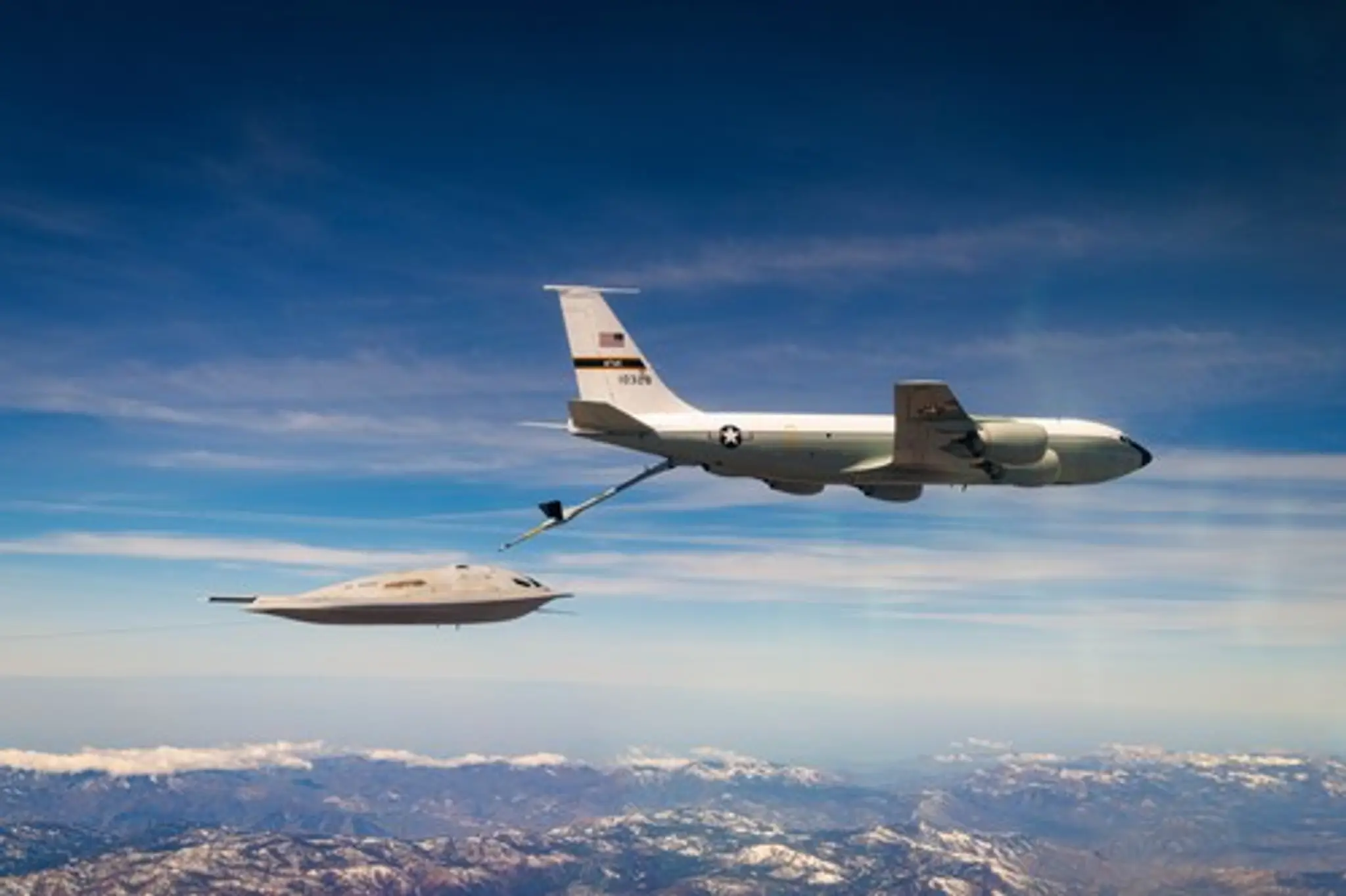 Americké letectvo odhalilo prvé testy tankovania za letu bombardéra B-21 Raider.