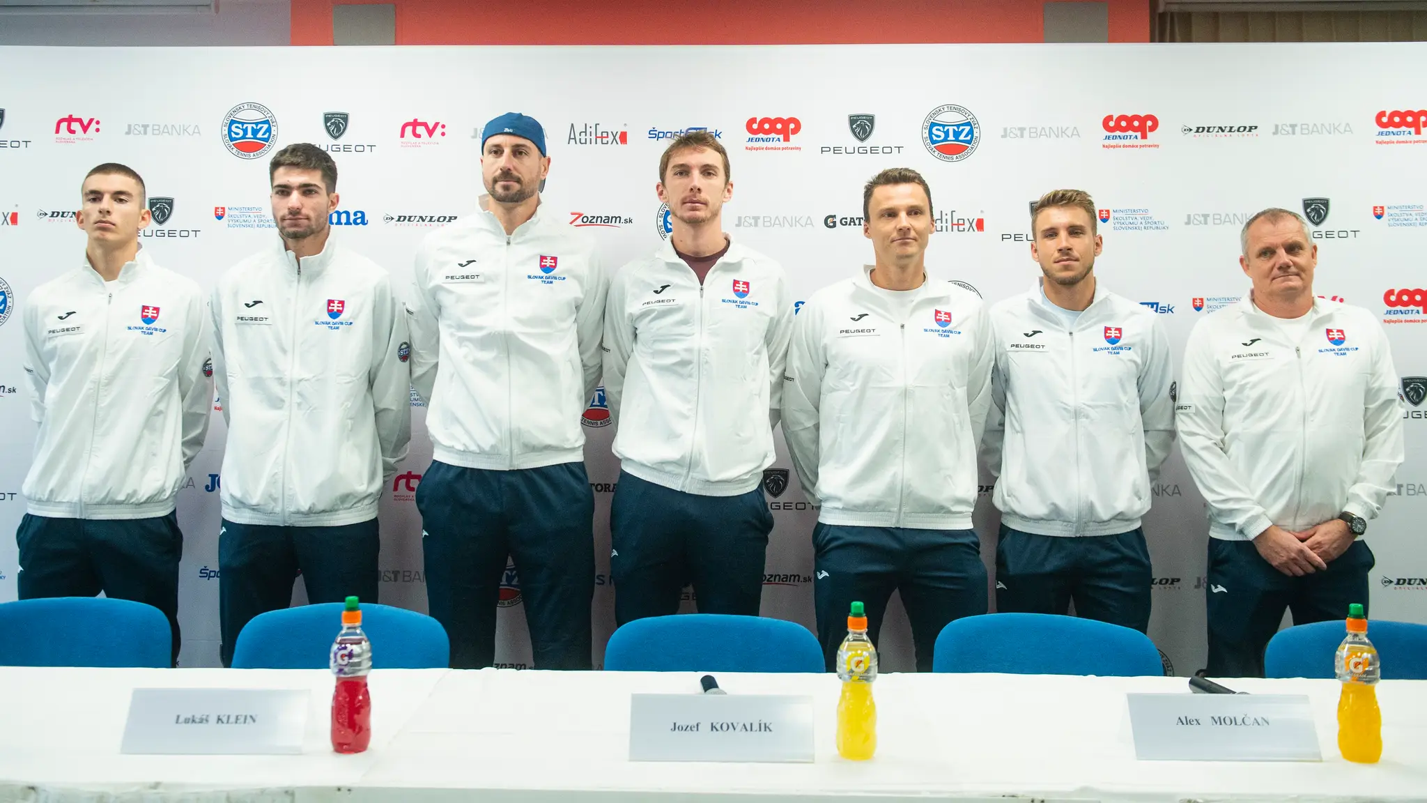 Na snímke slovenský daviscupový tím, zľava Peter Benjamín Privara, Lukáš Pokorný, Igor Zelenay, Lukáš Klein, Jozef Kovalík, Alex Molčan a kapitán Tibor Tóth.