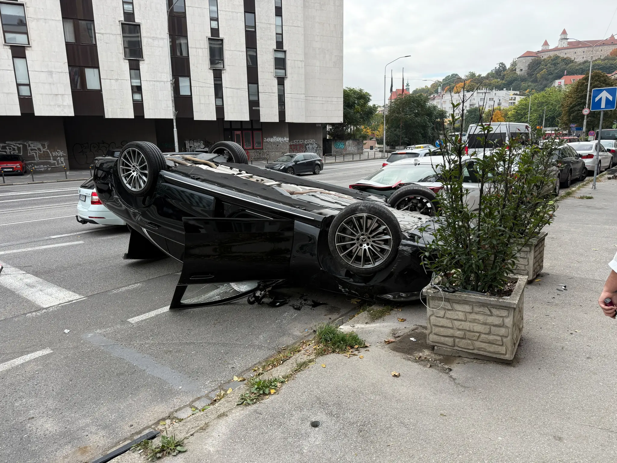 Dopravná nehoda v centre Bratislavy. Limuzína diplomatov skončila na streche