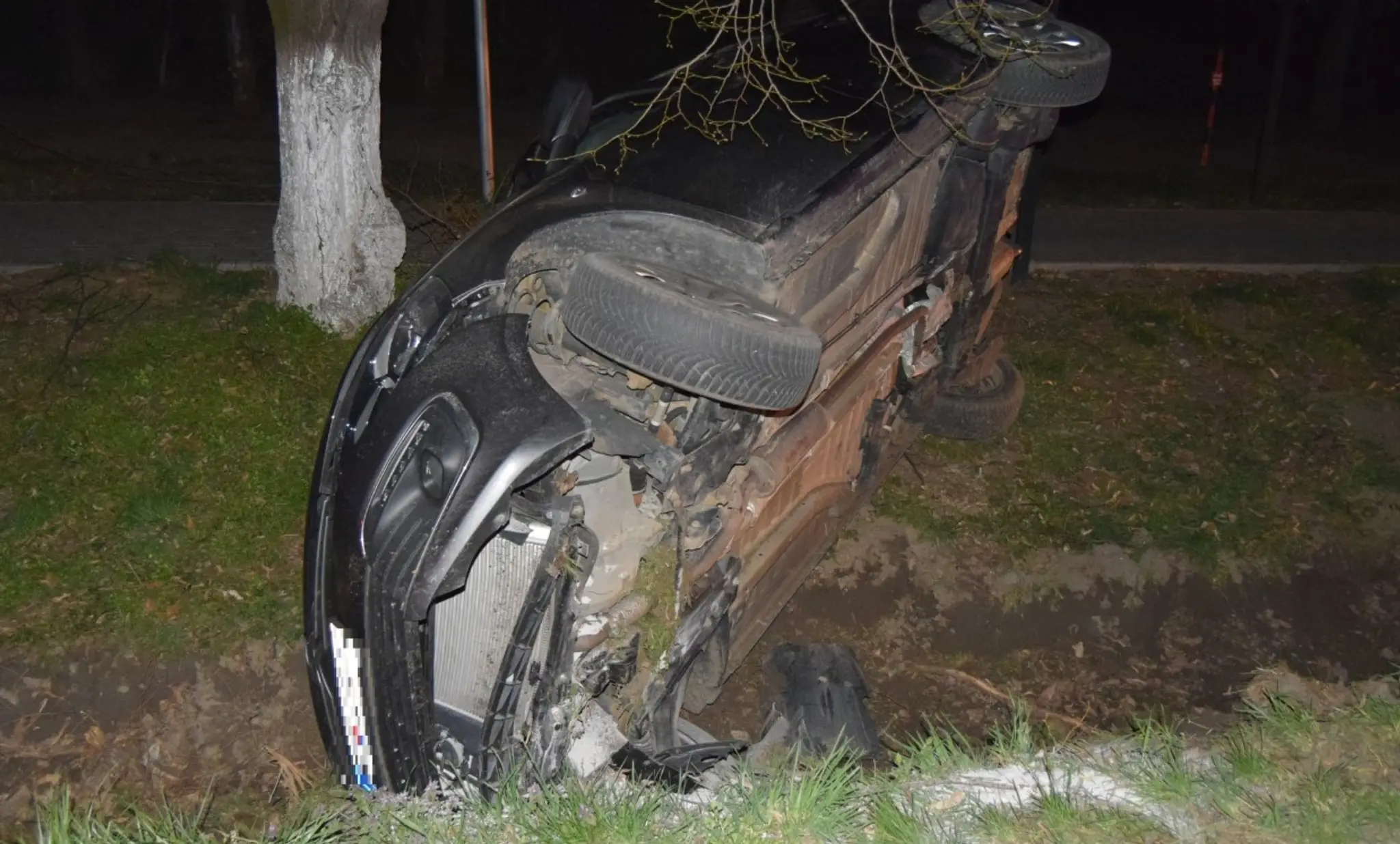 Prevrátené auto po nehode opitého vodiča.