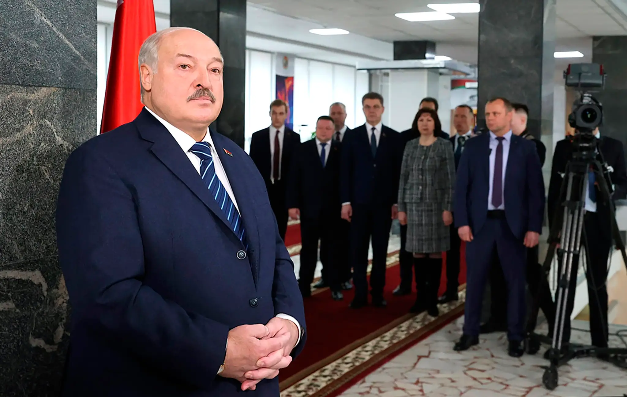 Bieloruský prezident Alexander Lukašenko (vľavo) hovorí s novinármi po jeho hlasovaní v celoštátnych voľbách vo volebnej miestnosti v Minsku.