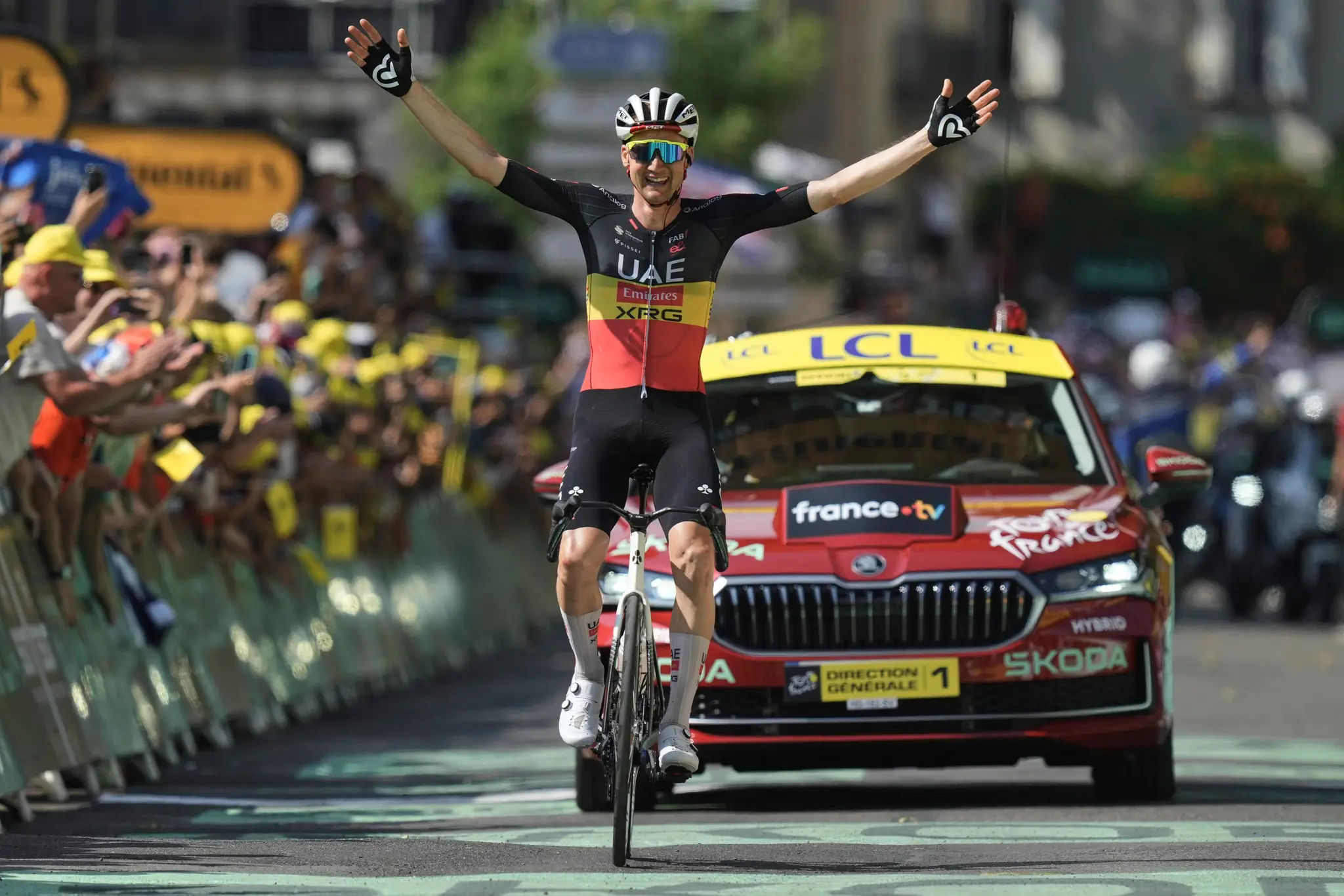 Belgický cyklista Tim Wellens oslavuje etapový triumf.
