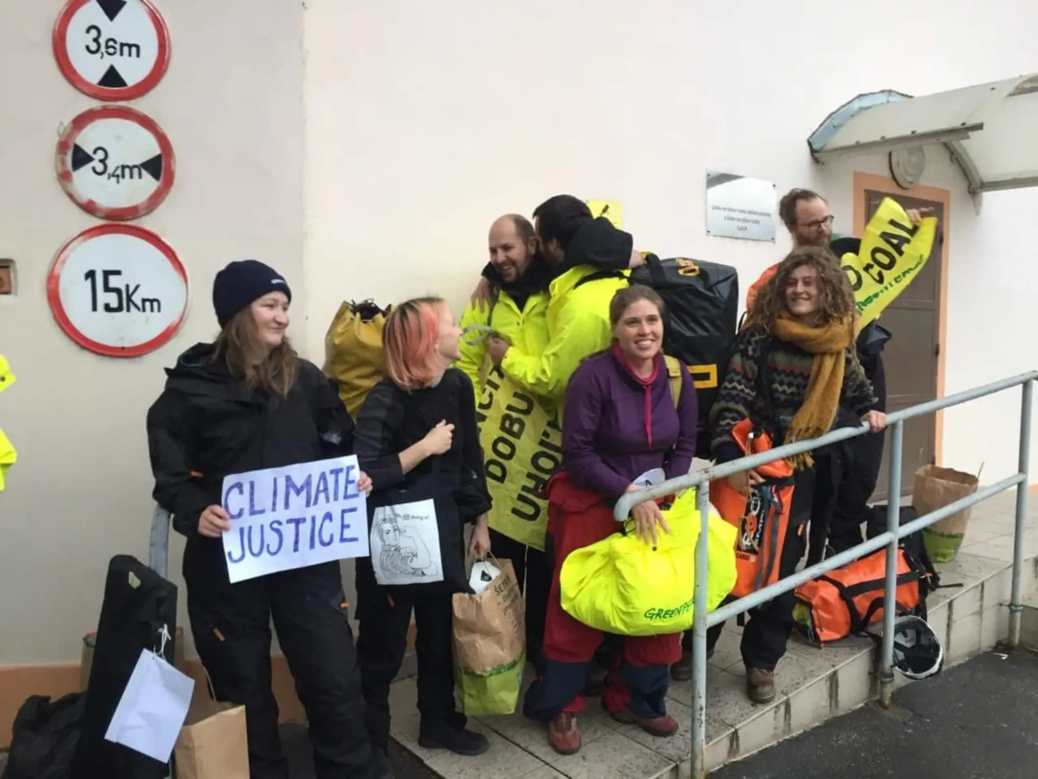 Prepustení aktivisti Greenpeace z väzenia v Ilave.