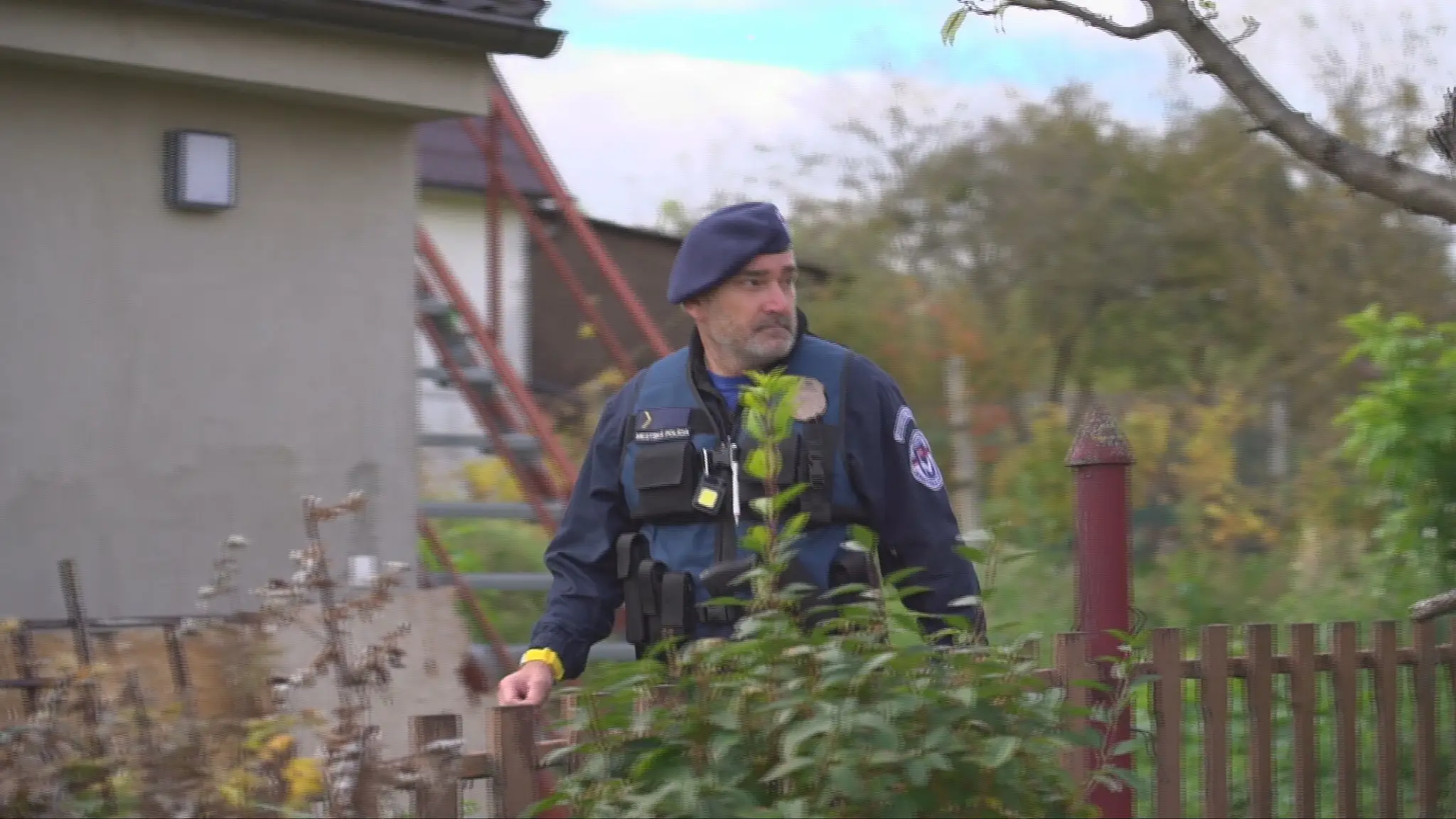 Mestský policajt kontroluje chatku