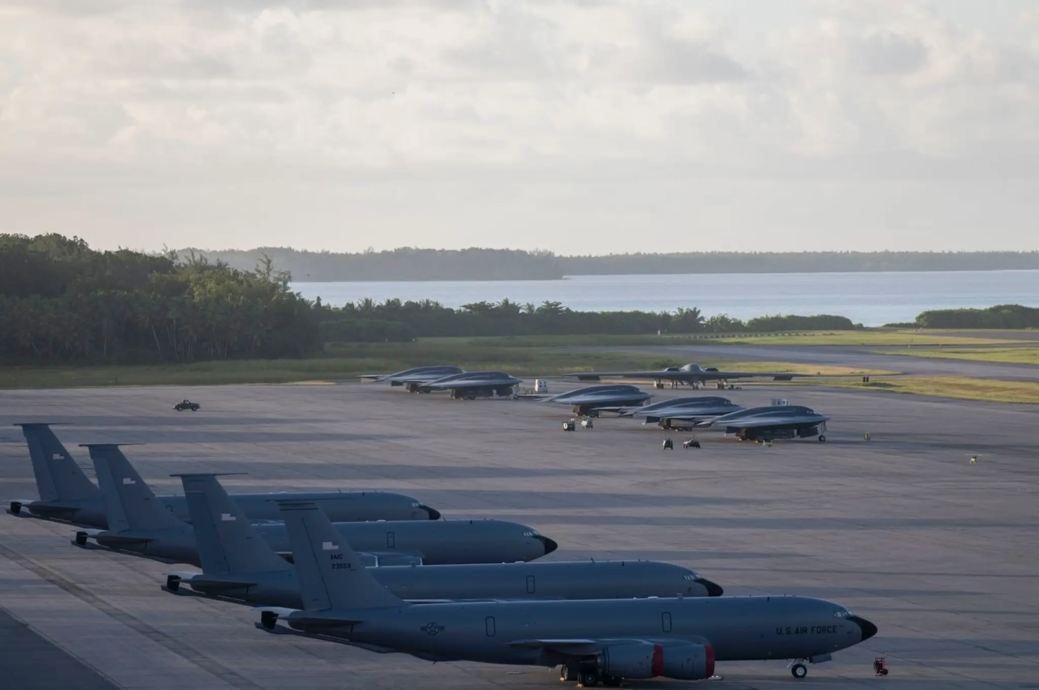 Stealth bombardéry B-2 Spirit a tankovacie lietadlá KC-135 Stratotanker amerických vzdušných síl sú počas bojového nasadenia na základni Diego Garcia umiestnené na letiskovej ploche.