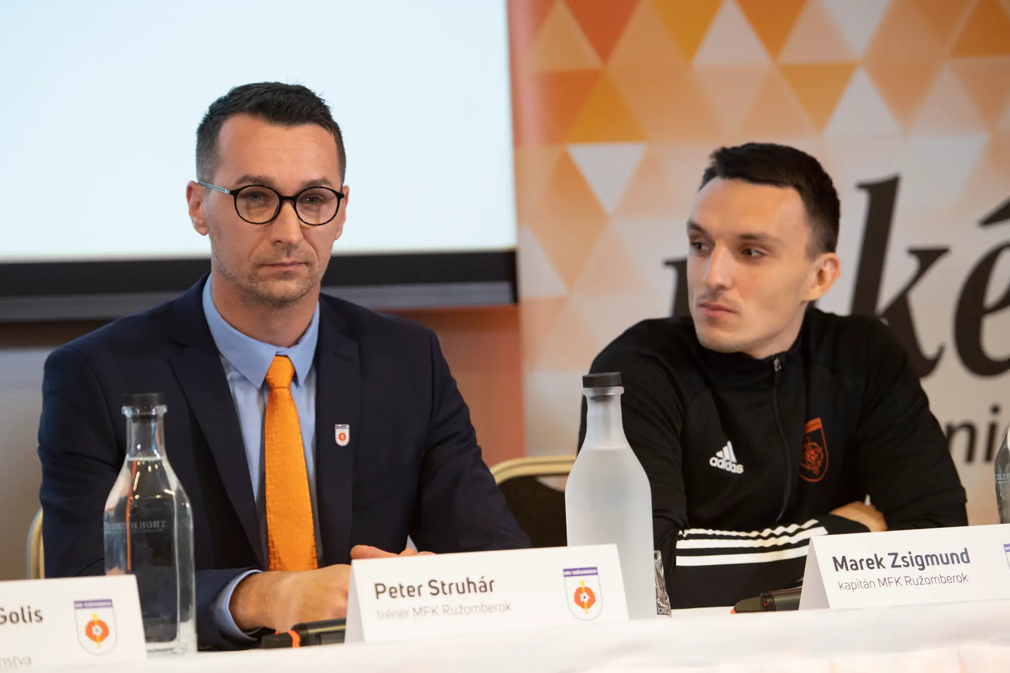 Zľava tréner futbalového tímu MFK Ružomberok Peter Struhár a kapitán mužstva Marek Zsigmund.