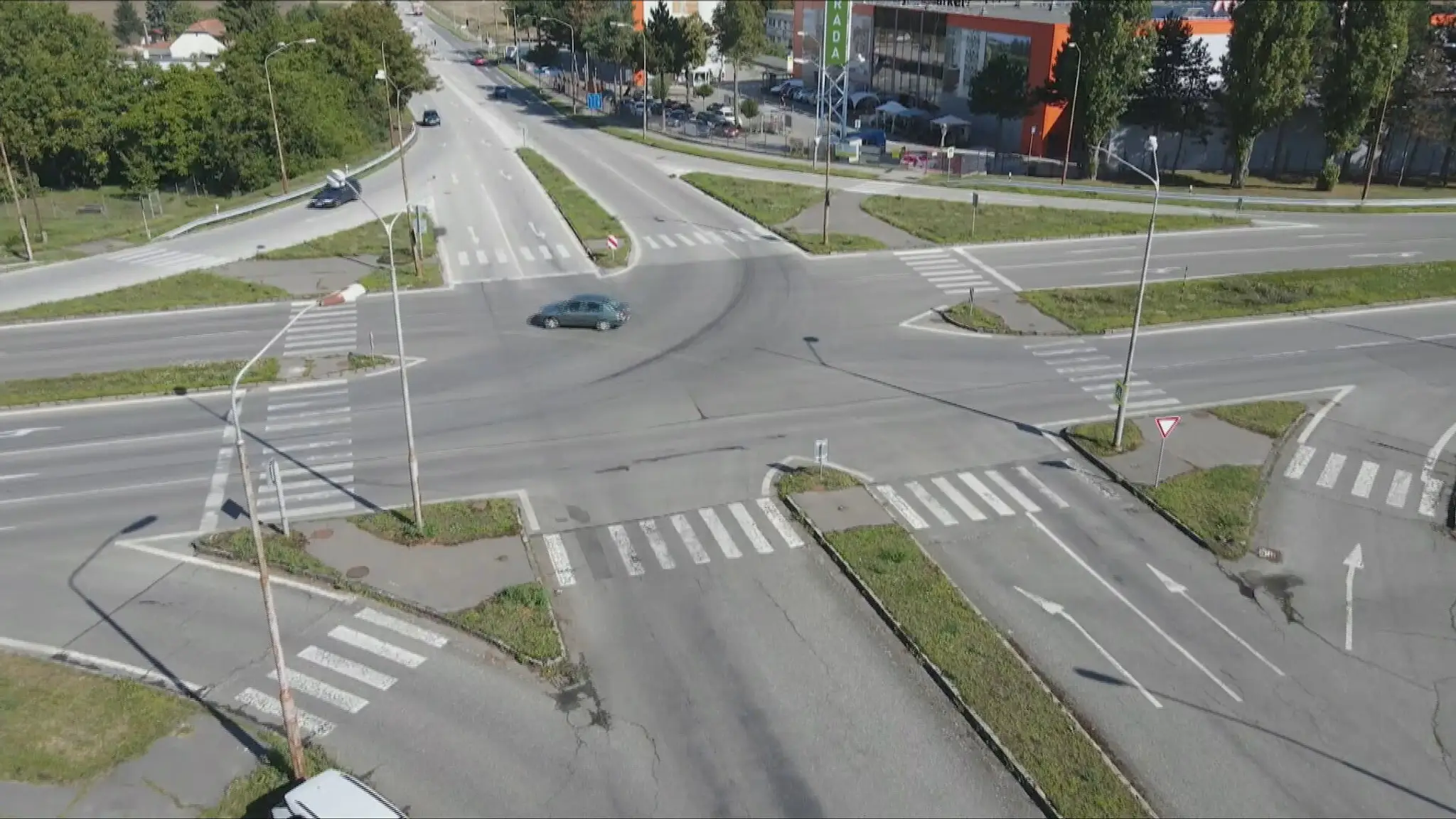 Frekventovaná križovatka v Leviciach