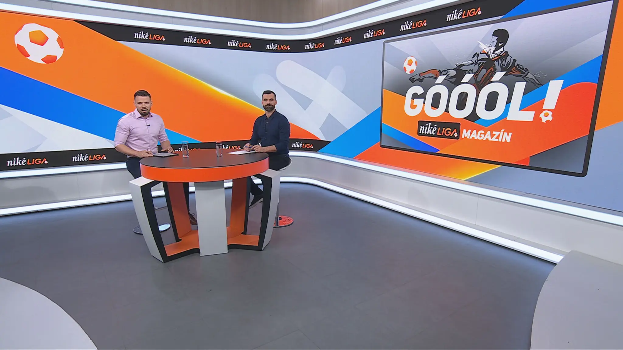 Moderátor Marek Arpáš a futbalový expert Martin Mikulič.