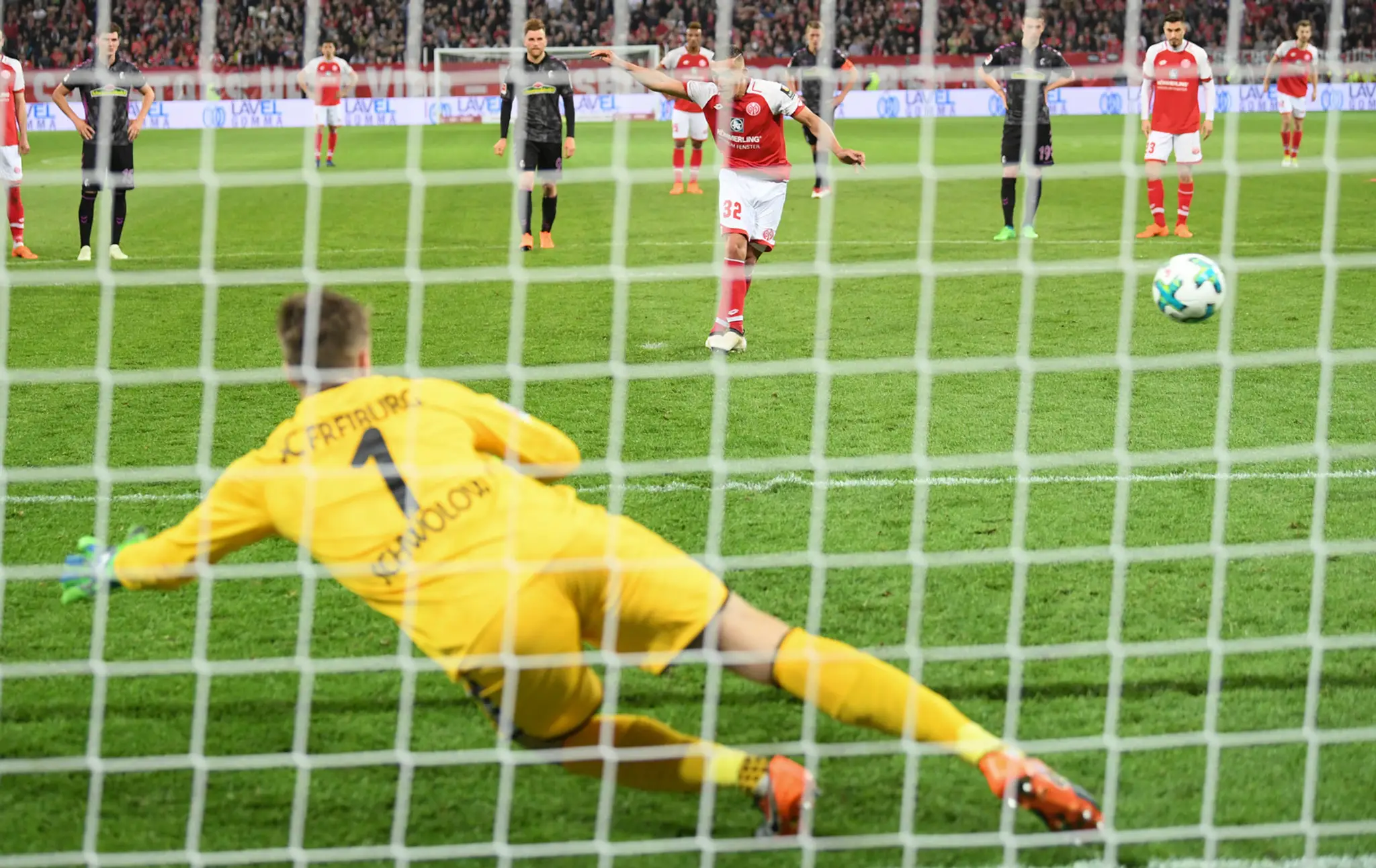 Pablo de Blasis z Mainzu prekonáva gólmana Freiburgu Alexandra Schwolova v zápase nemeckej ligy.