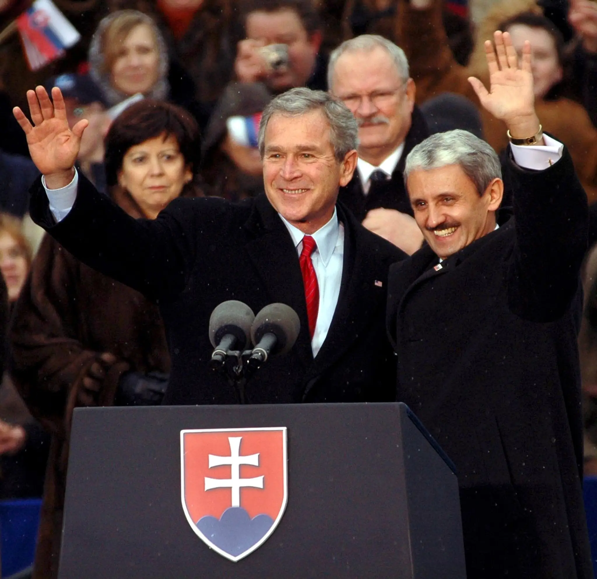 Na archívnej snímke z 24. februára 2005 vtedajší prezident USA George W. Bush (vľavo) a vtedajší slovenský premiér Mikuláš Dzurinda pred prejavom Busha k zhromaždeniu občanov na Hviezdoslavovom námestí v Bratislave.