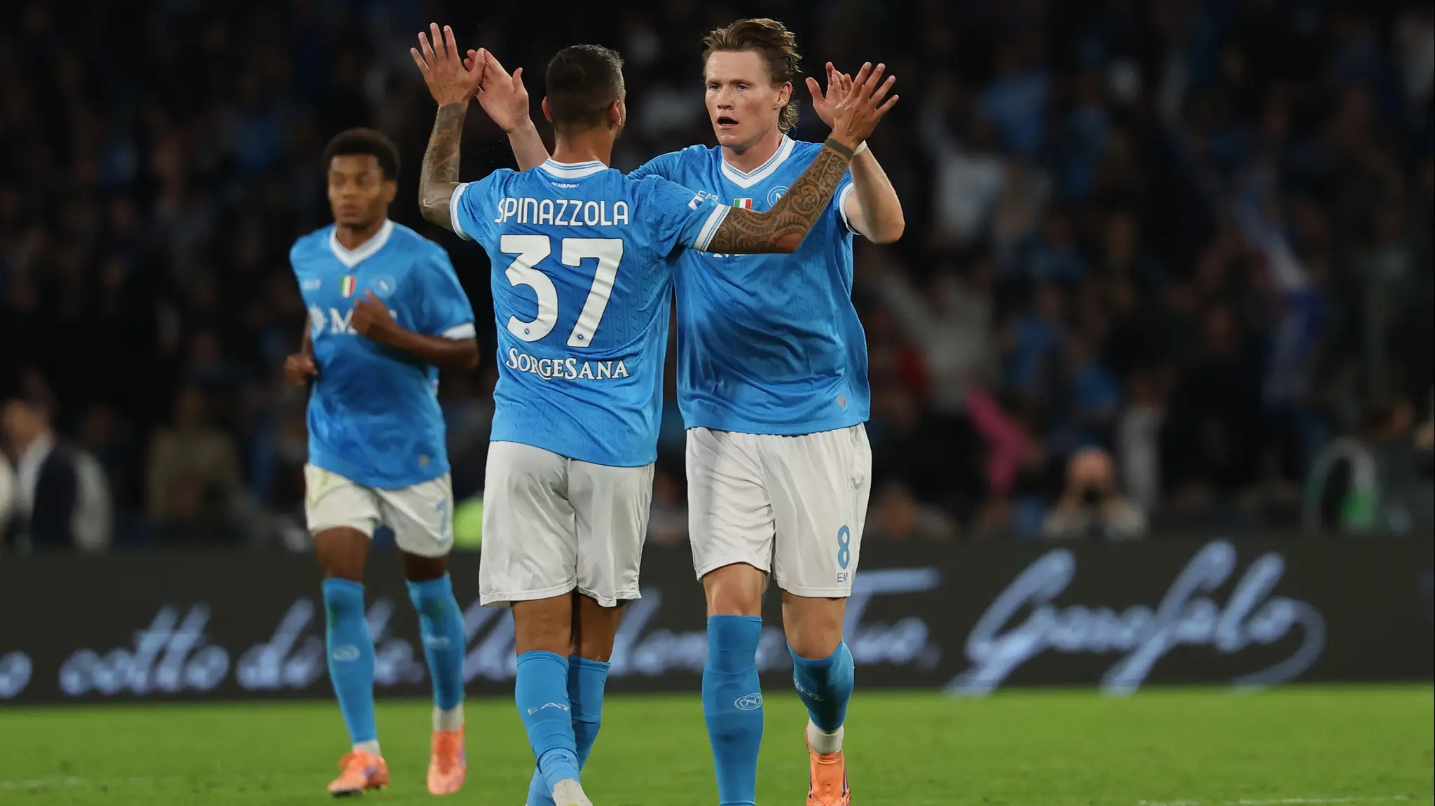Na snímke hráč Neapolu Scott McTominay (vpravo) sa raduje po strelení gólu. (cropped)