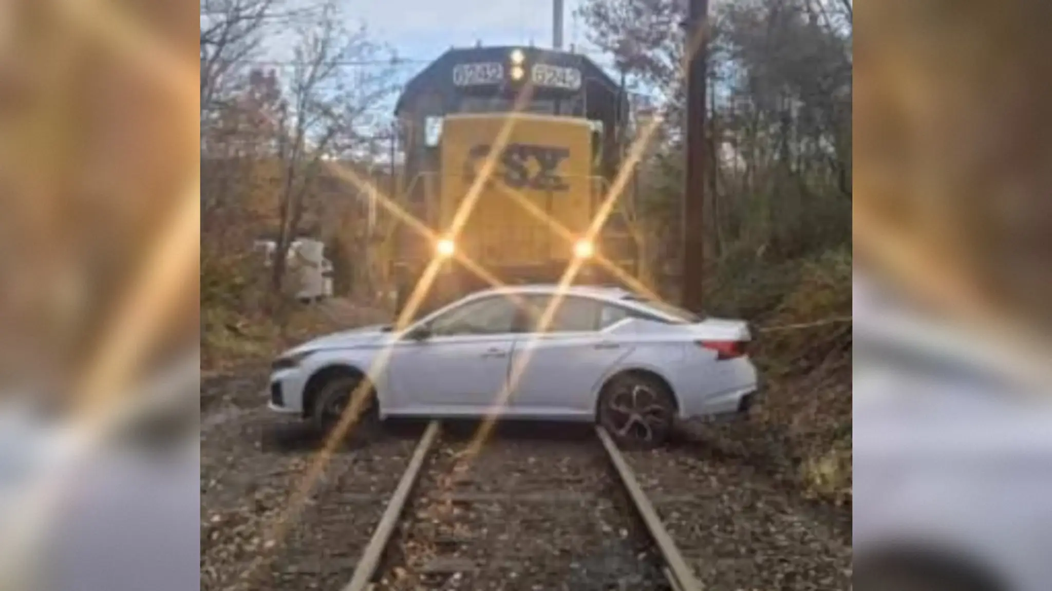Vlak tlačil auto s dôchodkyňou stovky metrov.
