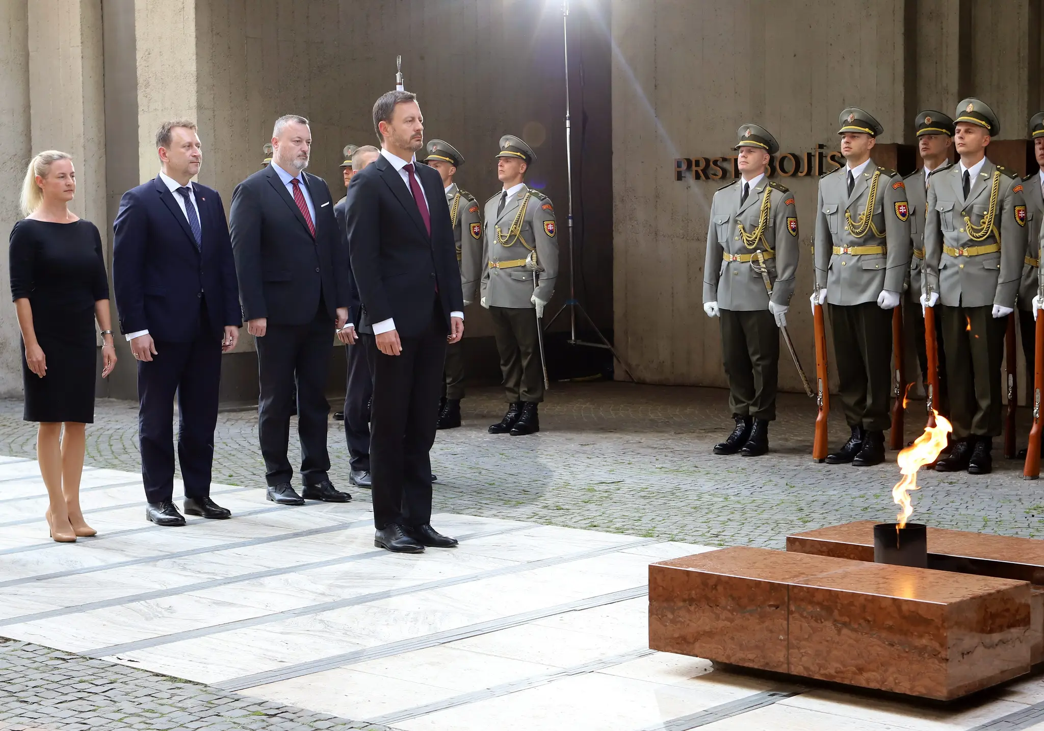V popredí premiér Eduard Heger, v pozadí zľava ministerka kultúry Natália Milanová, minister pôdohospodárstva Samuel Vlčan a minister práce, sociálnych vecí a rodiny SR Milan Krajniak počas pietneho aktu kladenia vencov na celoštátnych oslavách 78. výroči