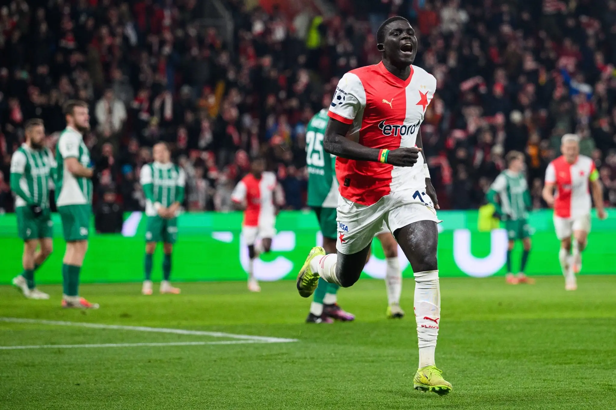 Malick Diouf v drese Slavie Praha