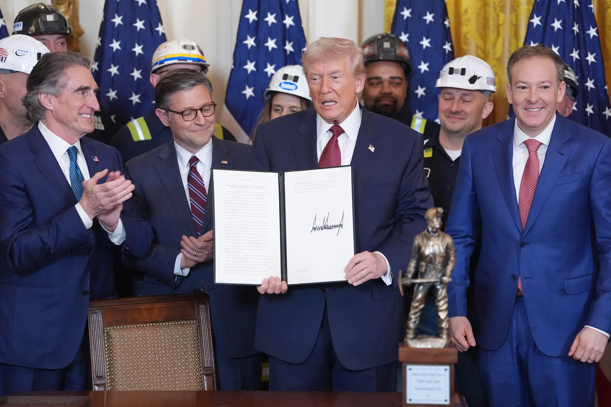 Prezident Donald Trump drží výkonné nariadenie týkajúce sa uhlia vo Východnej sále Bieleho domu.